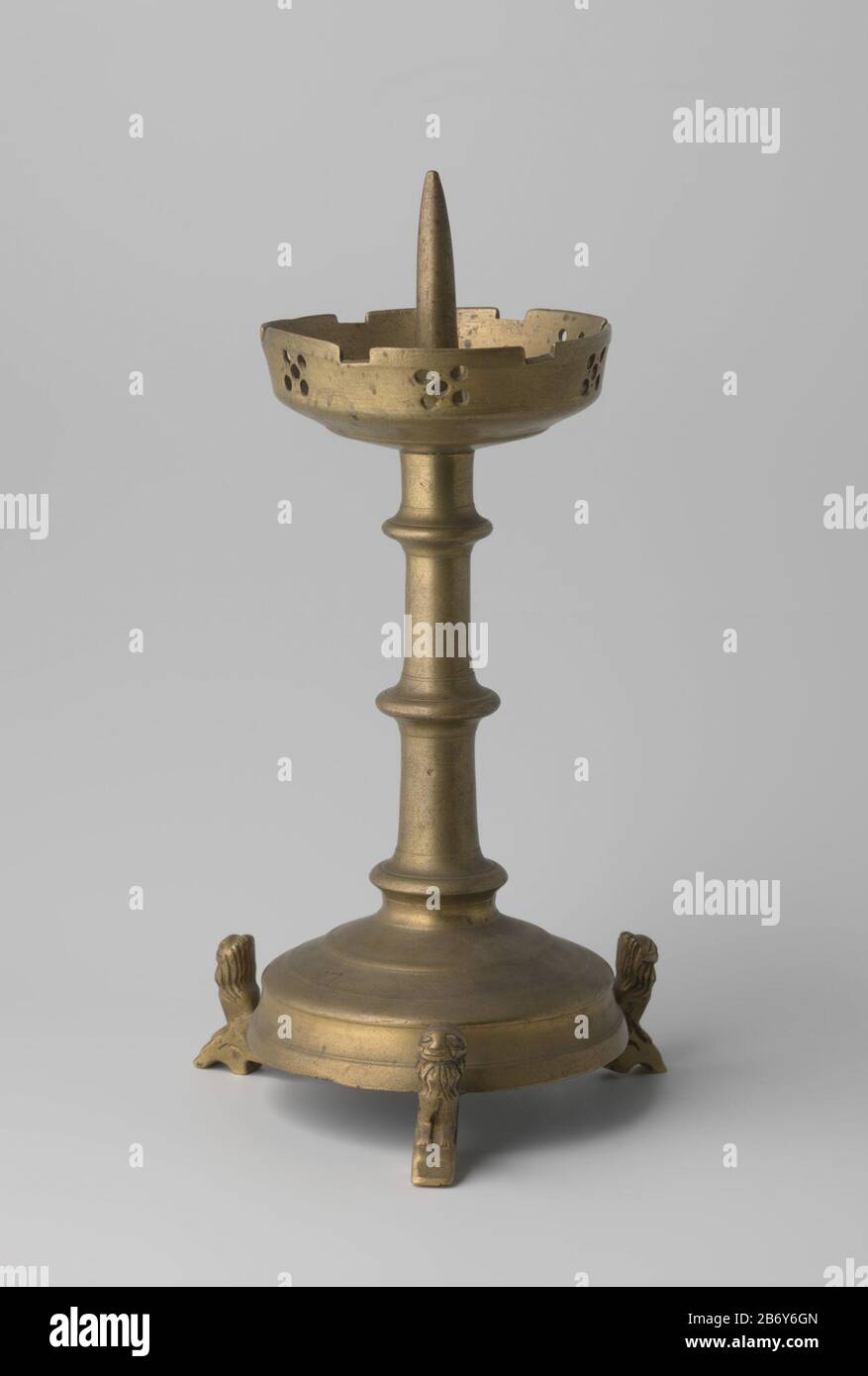 Kandelaar, gedragen porte leeuwen Het voorwerp est samengesteld uit de volgende delen: De voet en de stam die in één talon zijn gegoten, de vetvanger, de kaarsenpin en de drie voetstukken. De stam est van binnen hol tot aan de bovenste knop. De ronde, zich naar het midden toe iets verhogende voet gaat over in de ronde stam met drie knopen. Hierop sluit de ronde vetvanger aan, die bijna dezelfde doorsnede heeft als de voet, en Banque D'Images