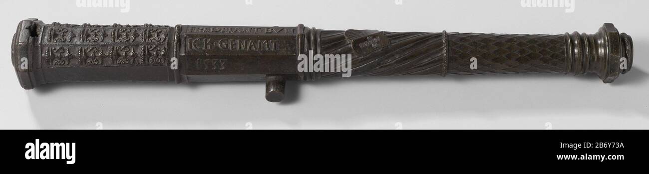 Décoré, moulé en bronze petit canon appelé Fredelant. L'évent est organisé dans l'arrière à huit côtés. Le canon est divisé ce qui concerne la décoration dans quatre compartiments, qui sont séparés les uns des autres par des profils. La première boîte hexagonale montre des motifs de type candélabrum. La deuxième boîte est octogonale et a deux onglets sur le bas. Ce bloc inscription FREDELANT. BVN/ICK. GENAMT et Date : 1533. Entre le deuxième et le troisième compartiment sont des profils angulaires et ronds disposés. La troisième boîte a une décoration qui est tordue et Où: Monté sur l'alliance des armoiries d'Henry de Banque D'Images
