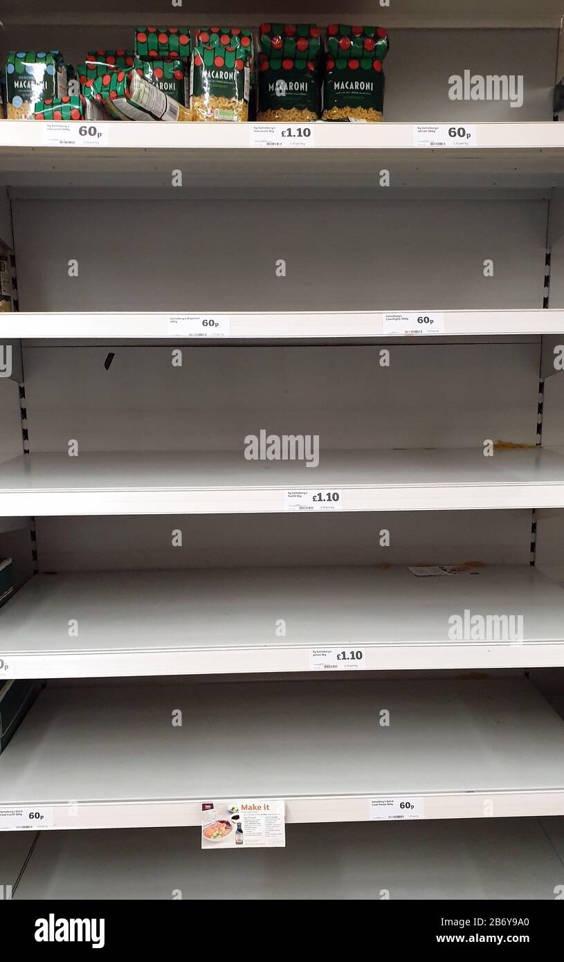 Une vue des étagères vides de pâtes dans un supermarché de Folkestone, Kent, comme au Royaume-Uni, les acheteurs vident des étagères de papier de toilette, des pâtes, des désinfectants pour les mains et des aliments en conserve alors que les craintes se développent sur la propagation du coronavirus. Banque D'Images