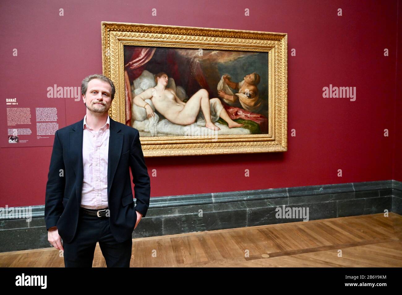 Dr Matthias Wivel Curator pose avec 'Danae' . Titien: Amour Désir Mort. The National Gallery, Trafalgar Square, Londres. ROYAUME-UNI Banque D'Images