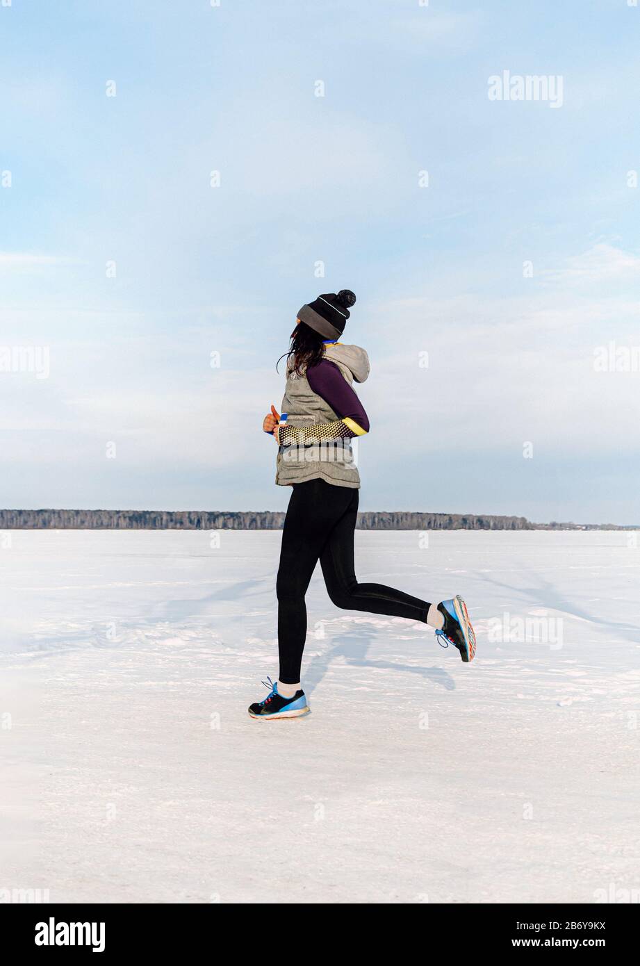 femme coureur courir champ de neige dans le marathon de sentier d'hiver Banque D'Images