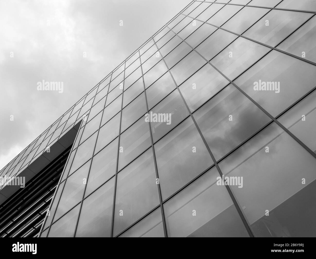 photo abstraite en noir et blanc des détails d'un immeuble de bureaux Banque D'Images