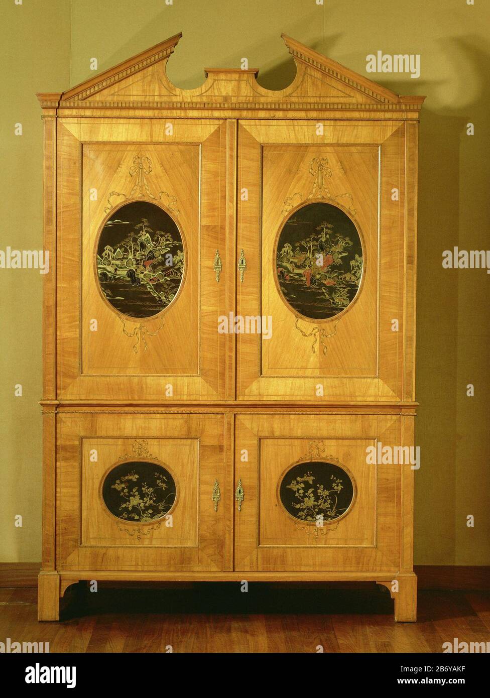 Kast a rencontré lakpanelen aan gestrikte linten en versierd a rencontré bloemtaken en landschappen in rood en goud Eikenhouten kabinet belijmd a rencontré padoekhout en andere houtsoorten en versierd a rencontré lakpanelen. Deze zijn geplaatst in het midden van de twee lage onderdeuren en de twee hoge bovendeuren en vertonen onder bloemtaken en boven landschappen in rood en goud. De panelen zijn opgehangen aan gestrikte linten en marqueterie. De achter- en voorpoten zijn recht. Scalle hoekstijlen als pilasters. Bovenop een gefken fronton, rondom versierd rencontré een tandlijst, dat ruimte laat voor een piédestal met dekplaat Banque D'Images