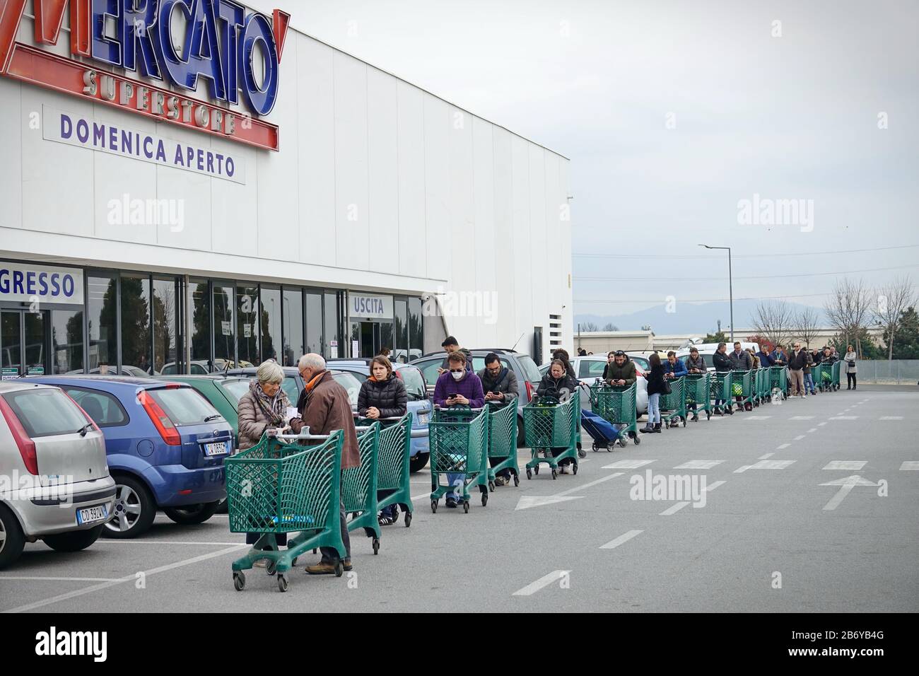 Effets de la pandémie de coronavirus : longue file d'attente pour entrer dans le supermarché pour faire des courses d'épicerie. Milan, Italie - Mars 2020 Banque D'Images