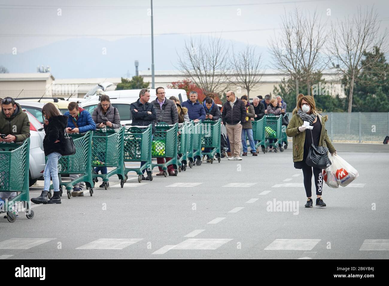 Effets de la pandémie de coronavirus : longue file d'attente pour entrer dans le supermarché pour faire des courses d'épicerie. Milan, Italie - Mars 2020 Banque D'Images