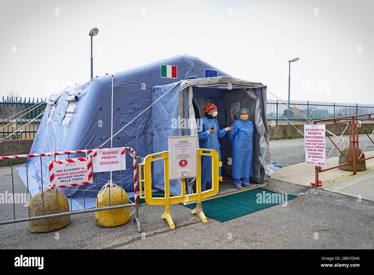 Tente de triage à l'extérieur de l'hôpital pour l'urgence causée par la propagation du coronavirus. Milan, Italie - mars 2020 Banque D'Images
