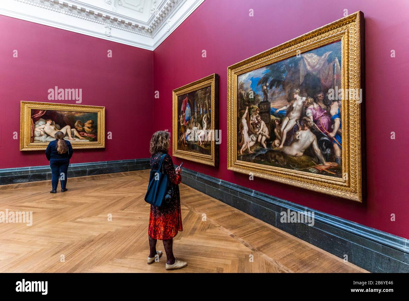 Londres, Royaume-Uni. 12 mars 2020. Danae avec Diana et Actaeon et avec Diana et Callisto - Titien: Amour, Désir, mort - une nouvelle exposition à la galerie nationale teh qui réunit les six peintures de la série commandée par le Prince Philippe d'Espagne, le futur roi Philippe II, en 1551. Ils sont rassemblés de Boston, Madrid et Londres pour la première fois depuis plus de quatre siècles. Crédit: Guy Bell/Alay Live News Banque D'Images