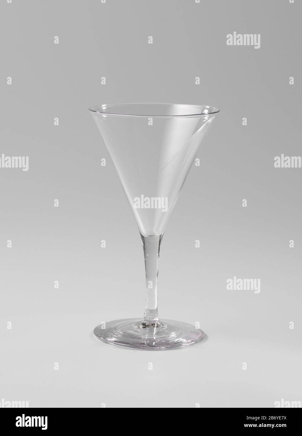 Kelkglas, trechtervormig a rencontré onversierde cilindervormige stam en ronde voet Kelkglas, trechtervormig a rencontré onversierde cilindervormige stam en ronde voet. Fabricant : glasblazer: Anoniem Dating: 1800 - 1900 matériau: Glas Dimensions: H 11,9 cm. × d 6,8 cm. Banque D'Images