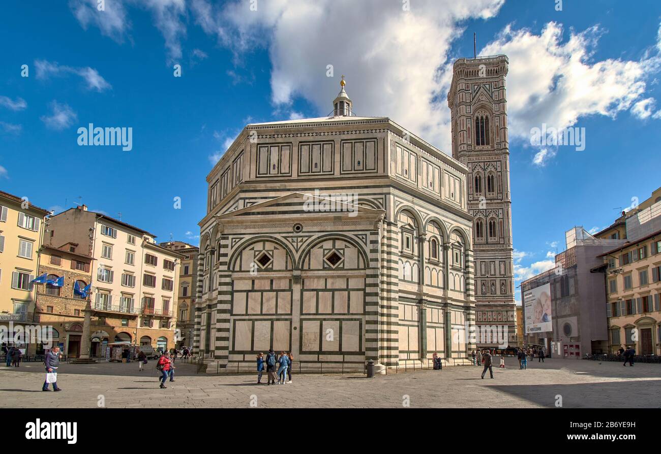 FLORENCE ITALIE LE BAPTISTÈRE DE ST JOHN LE LONG DU DUOMO LE CAMPANILE OU LA TOUR DE LA CLOCHE PAR GIOTTO Banque D'Images
