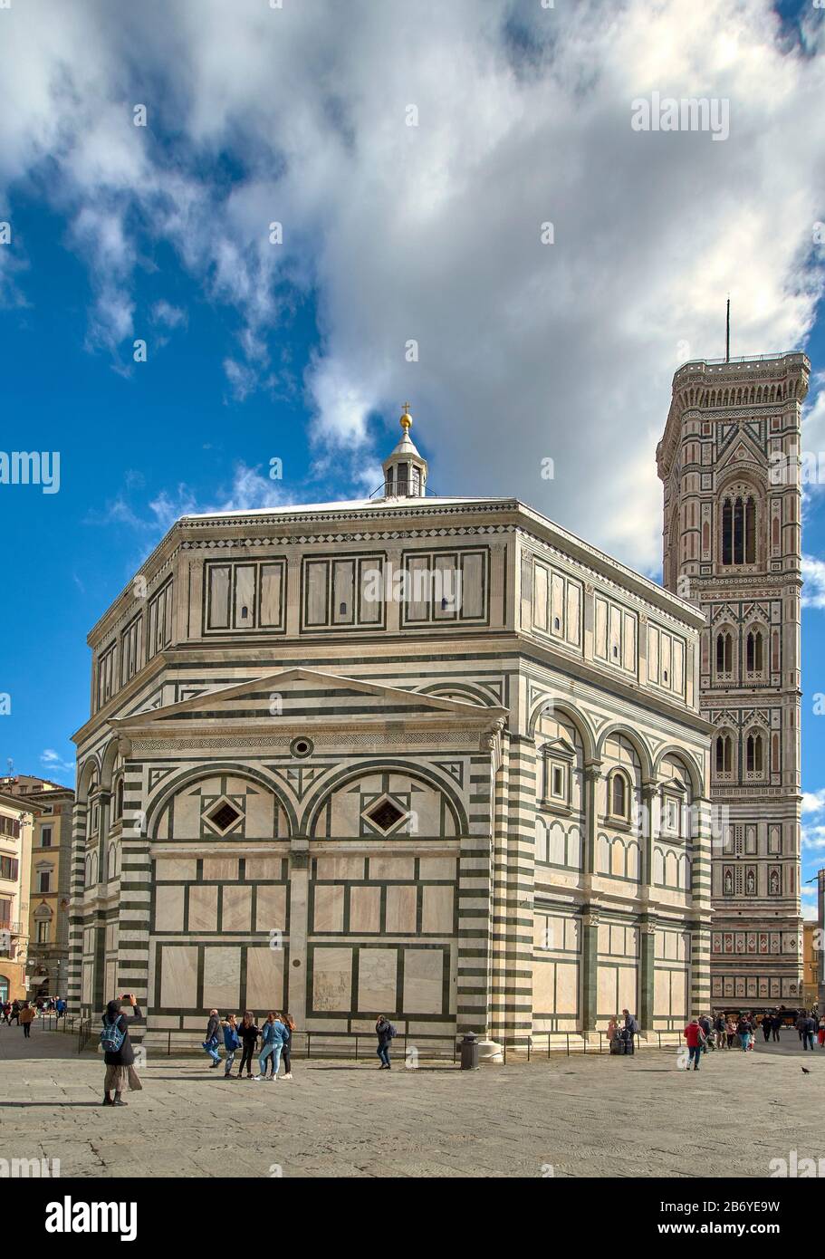FLORENCE ITALIE LE BAPTISTÈRE DE ST JOHN ET LE CAMPANILE OU LA TOUR BELL DE GIOTTO Banque D'Images