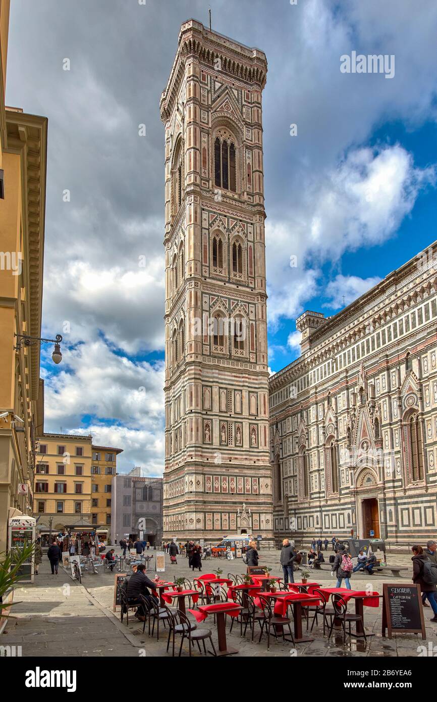 FLORENCE ITALIE LE CAMPANILE OU LA TOUR DE LA CLOCHE DE GIOTTO AVEC CAFÉ EN PLEIN AIR ET DES GENS Banque D'Images