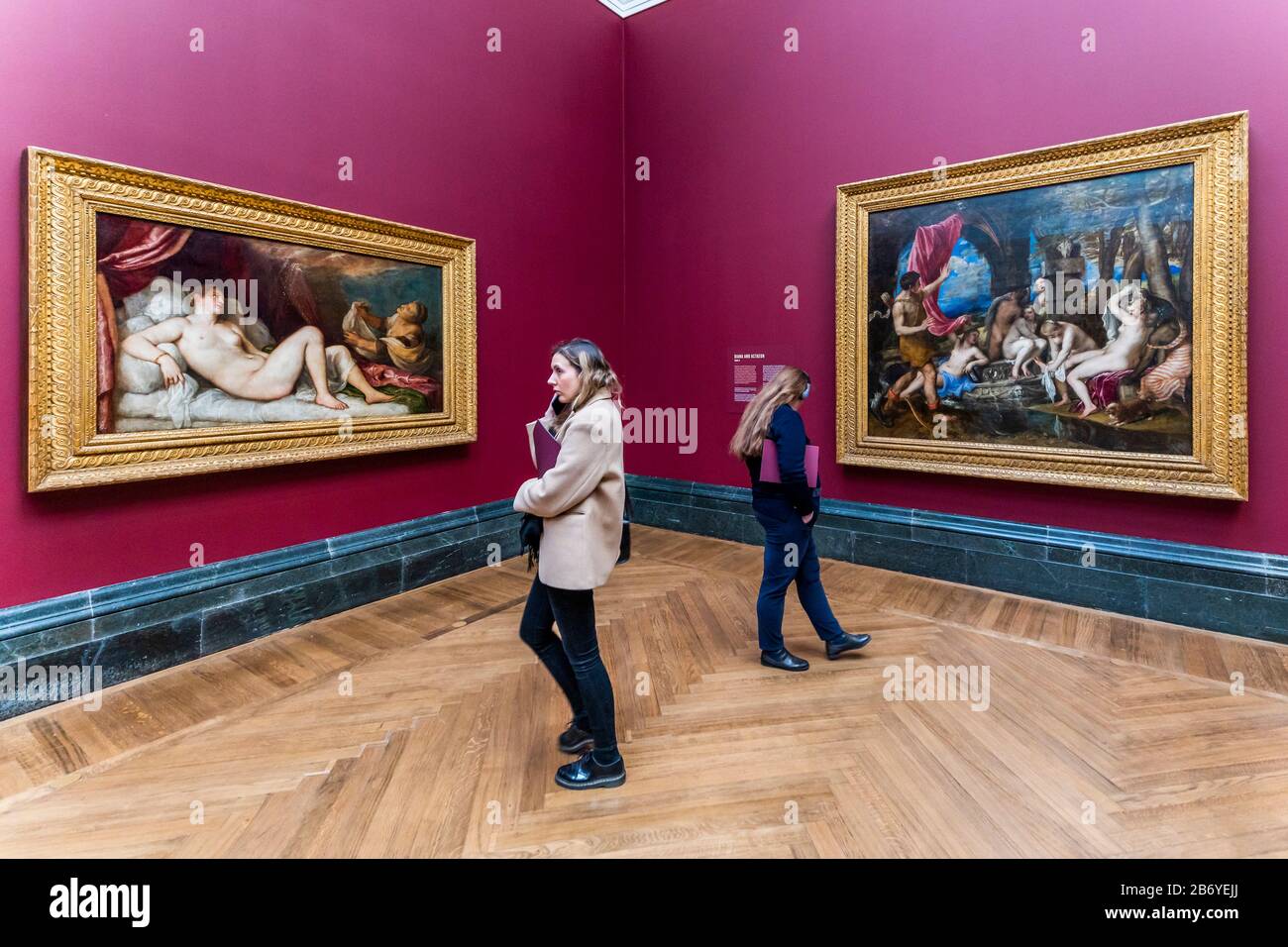 Londres, Royaume-Uni. 12 mars 2020. Danae avec Diana et Actaeon - Titien: Amour, Désir, mort - une nouvelle exposition à la teh National Gallery qui réunit les six peintures de la série commandée par le Prince Philippe d'Espagne, le futur roi Philippe II, en 1551. Ils sont rassemblés de Boston, Madrid et Londres pour la première fois depuis plus de quatre siècles. Il se déroule du 16 mars au 14 juin 2020. Crédit: Guy Bell/Alay Live News Banque D'Images