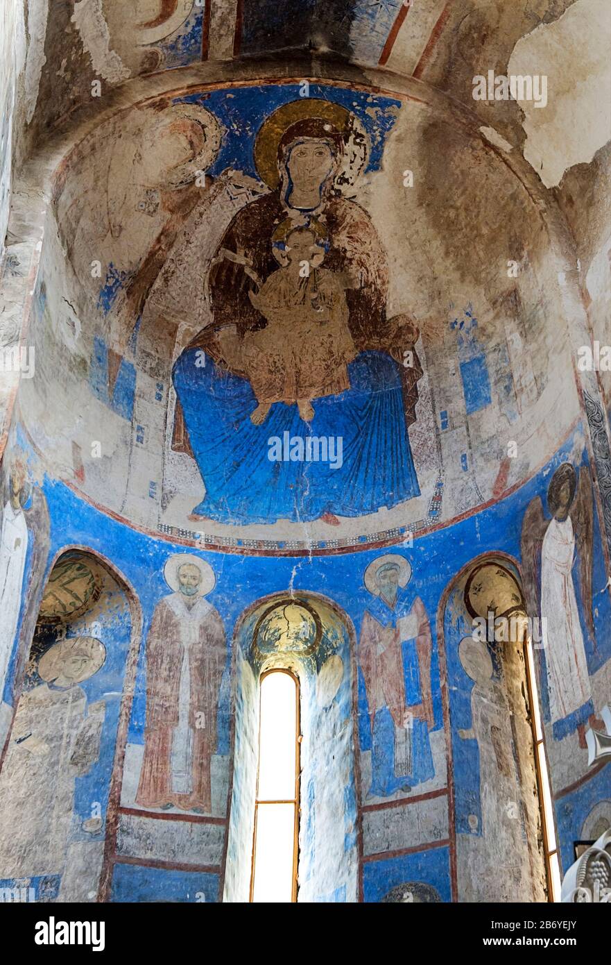 Intérieur de l'église Saint-Nicolas dans la monaterie orthodoxe géorgienne Kintsvisi, région de Shida Kartli, Géorgie Banque D'Images