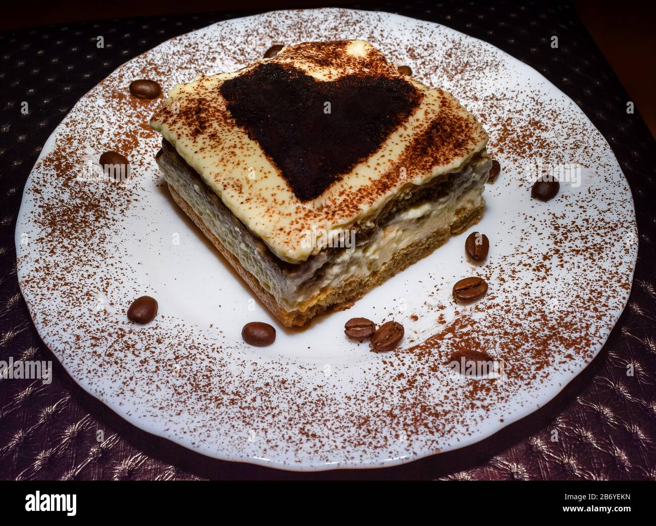 Dessert Luxueux Tiramisu Dans Un Verre Avec Des Grains De Café Sur Un Fond  Sombre Banque D'Images et Photos Libres De Droits. Image 87070131
