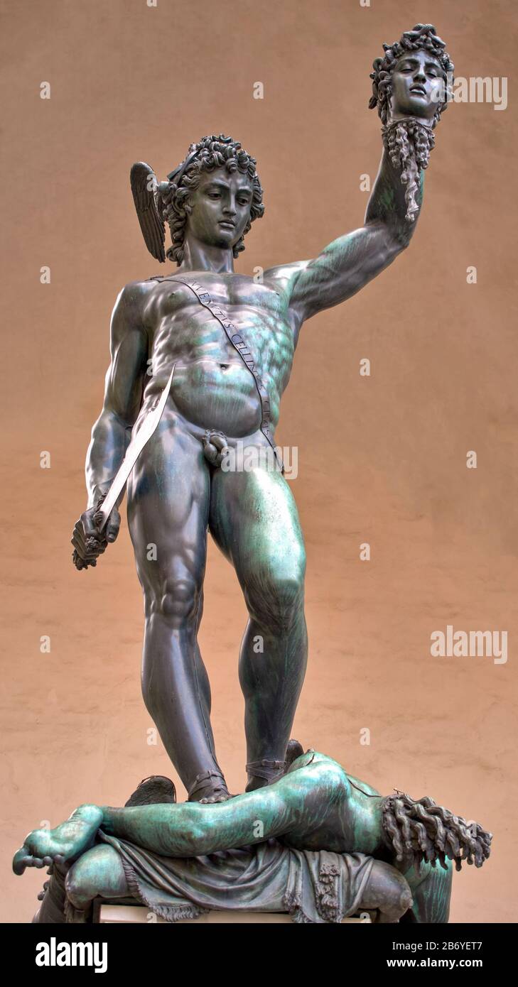 FLORENCE ITALIE LA PIAZZA DELLA SIGNORIA ET LOGGIA DEI LANZI AVEC DES STATUES ICI LA STATUE DE PERSÉE AVEC LA TÊTE DE MEDUSA PAR CELLINI Banque D'Images