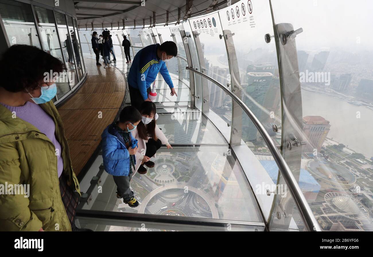 Shanghai. 12 mars 2020. Les touristes apprécient les paysages de la tour des perles orientales de Shanghai, dans l'est de la Chine, Shanghai, le 12 mars 2020. La tour de Shanghai, le bâtiment le plus élevé de Chine, a rouvert son attraction touristique « Top of Shanghai Observatory » à partir de jeudi. Deux autres sites touristiques ont également commencé à recevoir des touristes de jeudi, dont la tour des perles orientales de Shanghai et la tour Jinmao de Shanghai. POUR ALLER AVEC les paysages de gratte-ciel de 'Hanghai, les monuments à rouvrir' crédit: Fang Zhe/Xinhua/Alay Live News Banque D'Images