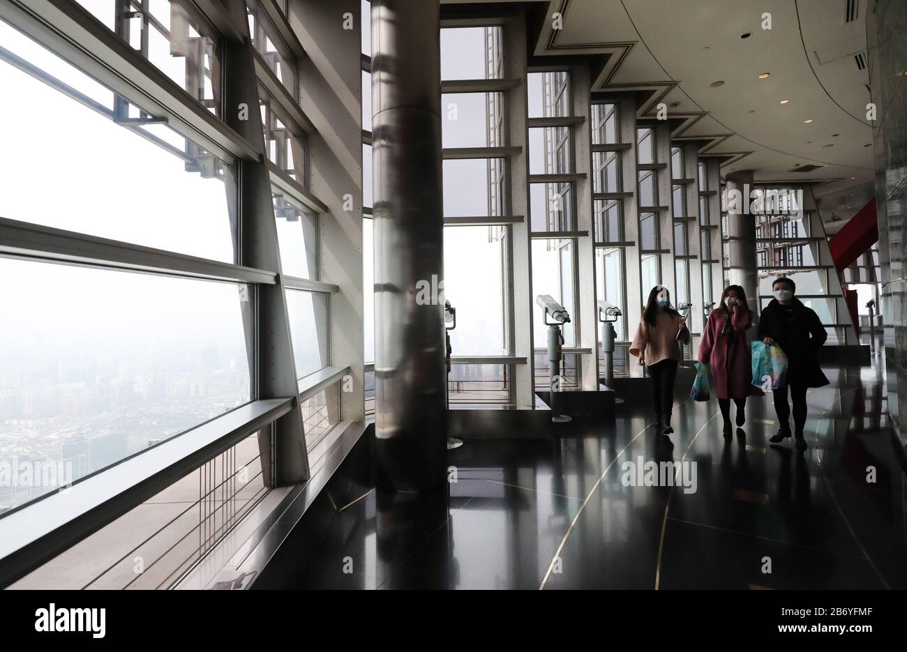 Shanghai. 12 mars 2020. Les touristes sont vus sur le pont d'observation de la Tour Jin Mao dans l'est de la Chine Shanghai, le 12 mars 2020. La tour de Shanghai, le bâtiment le plus élevé de Chine, a rouvert son attraction touristique « Top of Shanghai Observatory » à partir de jeudi. Deux autres sites touristiques ont également commencé à recevoir des touristes de jeudi, dont la tour des perles orientales de Shanghai et la tour Jinmao de Shanghai. POUR ALLER AVEC les paysages de gratte-ciel de 'Hanghai, les monuments à rouvrir' crédit: Fang Zhe/Xinhua/Alay Live News Banque D'Images