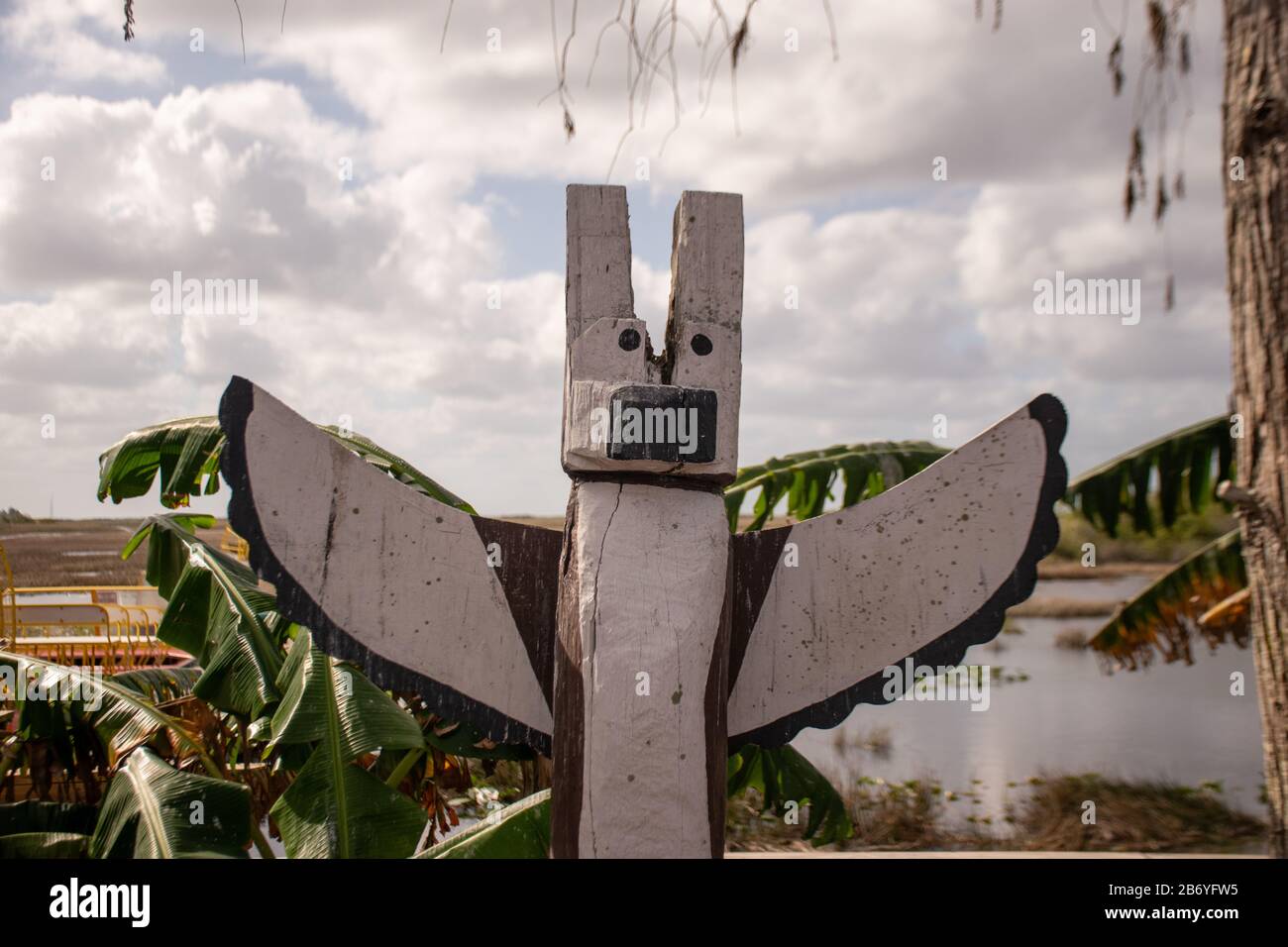 Le totem Miccosukee dans un paysage humide dans les Everglades, en Floride, au milieu de la réservation Miccosukee de l'Inde américaine. Banque D'Images