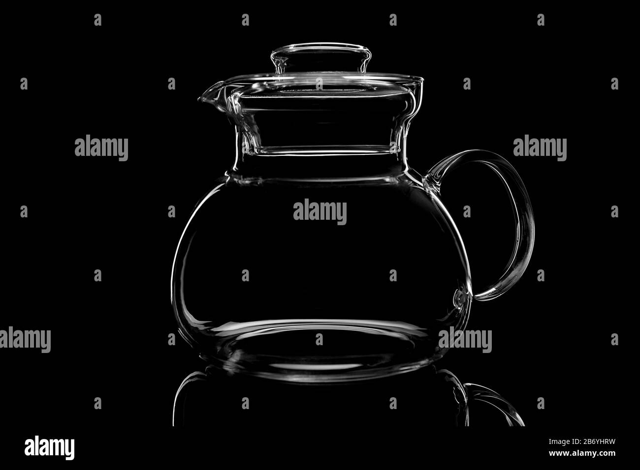 Les contours d'une théière en verre vide sur fond noir, avec épice copie Banque D'Images