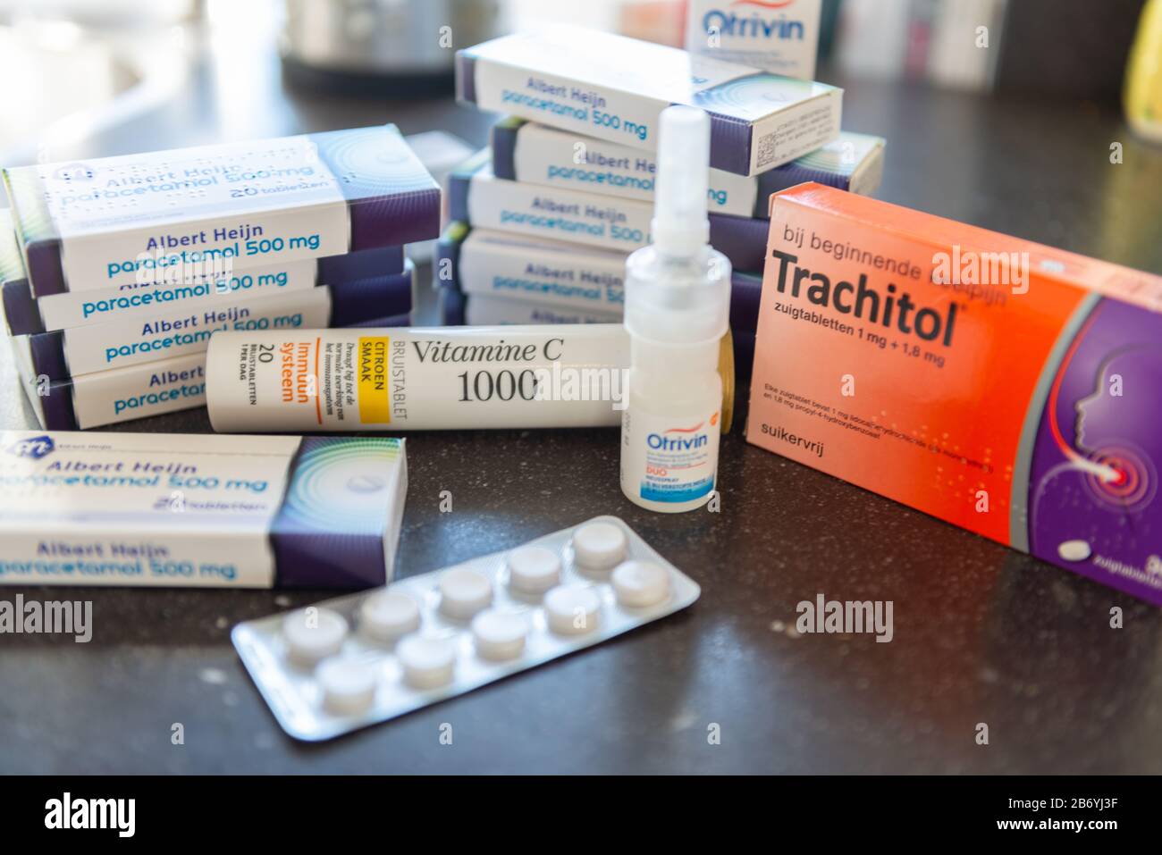 Amsterdam, pays-Bas, 03/21/2020. Les gens achètent des fournitures  supplémentaires de médicaments liés au coronavirus (COV), COVID-19. Les  personnes ayant des plaintes de grippe, col Photo Stock - Alamy
