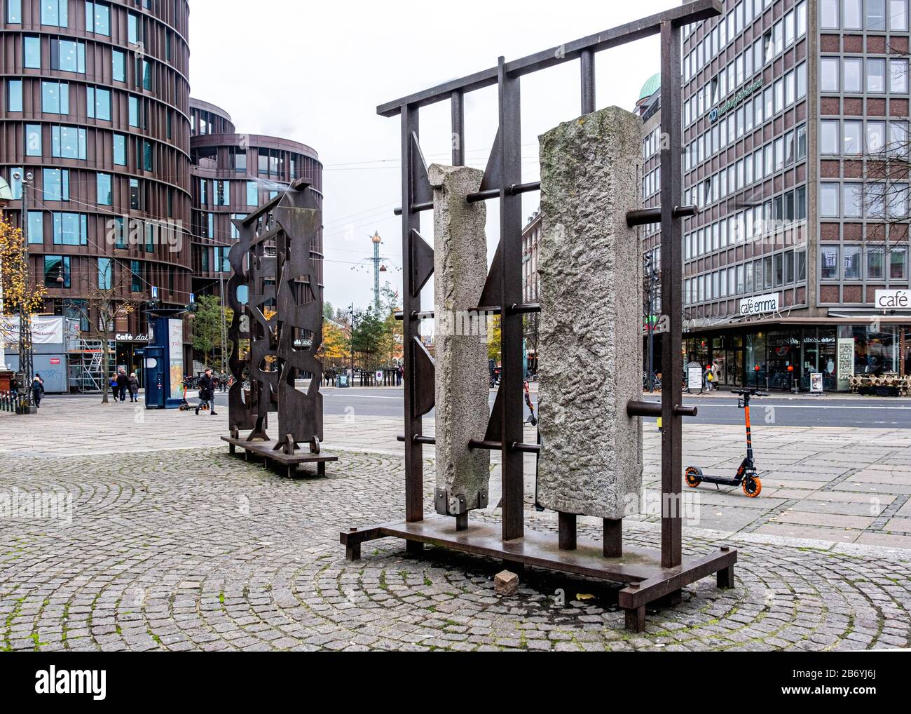 Sculpture de Syv Aksler 1984 par Robert Jacobsen sur Axltorv, Copenhague, commémore l'évasion des Juifs du Danemark pendant la seconde Guerre mondiale Banque D'Images