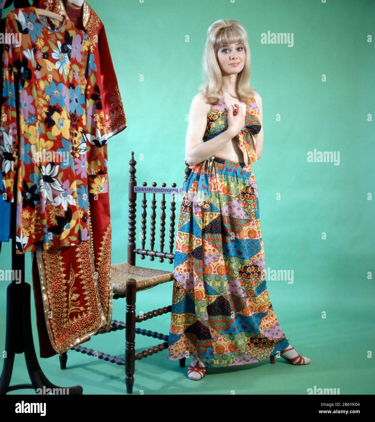 Hanni Vanhaiden, deutsche Fernsehansagerin und Moderatorin bei einem Fotoshooting, Deutschland Anfang 1970. Hanni Vanhaiden, annonceur et présentateur de la télévision allemande lors d'une séance photo, Allemagne, début 1970. Banque D'Images