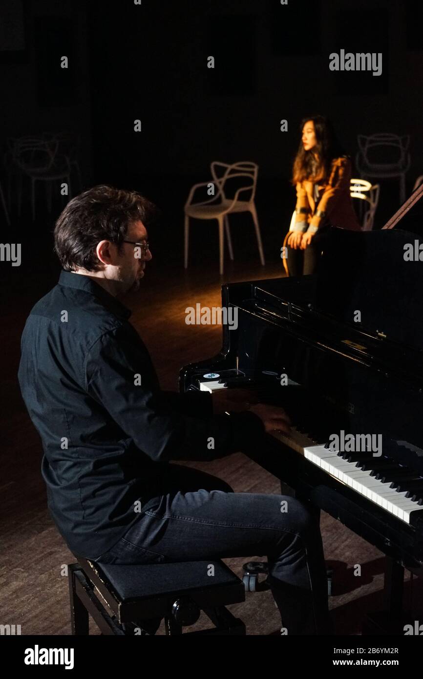 Varsovie, Pologne. 5 mars 2020. Artur Krystek (devant), le chanteur principal du groupe musical polonais '2LATE', et Zhao Meitian, un artiste chinois vivant en Pologne, agissent pendant l'enregistrement de la musique vidéo pour la chanson 'Hold On' qui montre le soutien à la Chine dans la lutte contre COVID-19 à Varsovie, Pologne, 5 mars 2020. ALLER AVEC "Feature: Musiciens polonais envoyant des vibes de solidarité à la lutte chinoise COVID-19" crédit: Chen Xu/Xinhua/Alay Live News Banque D'Images