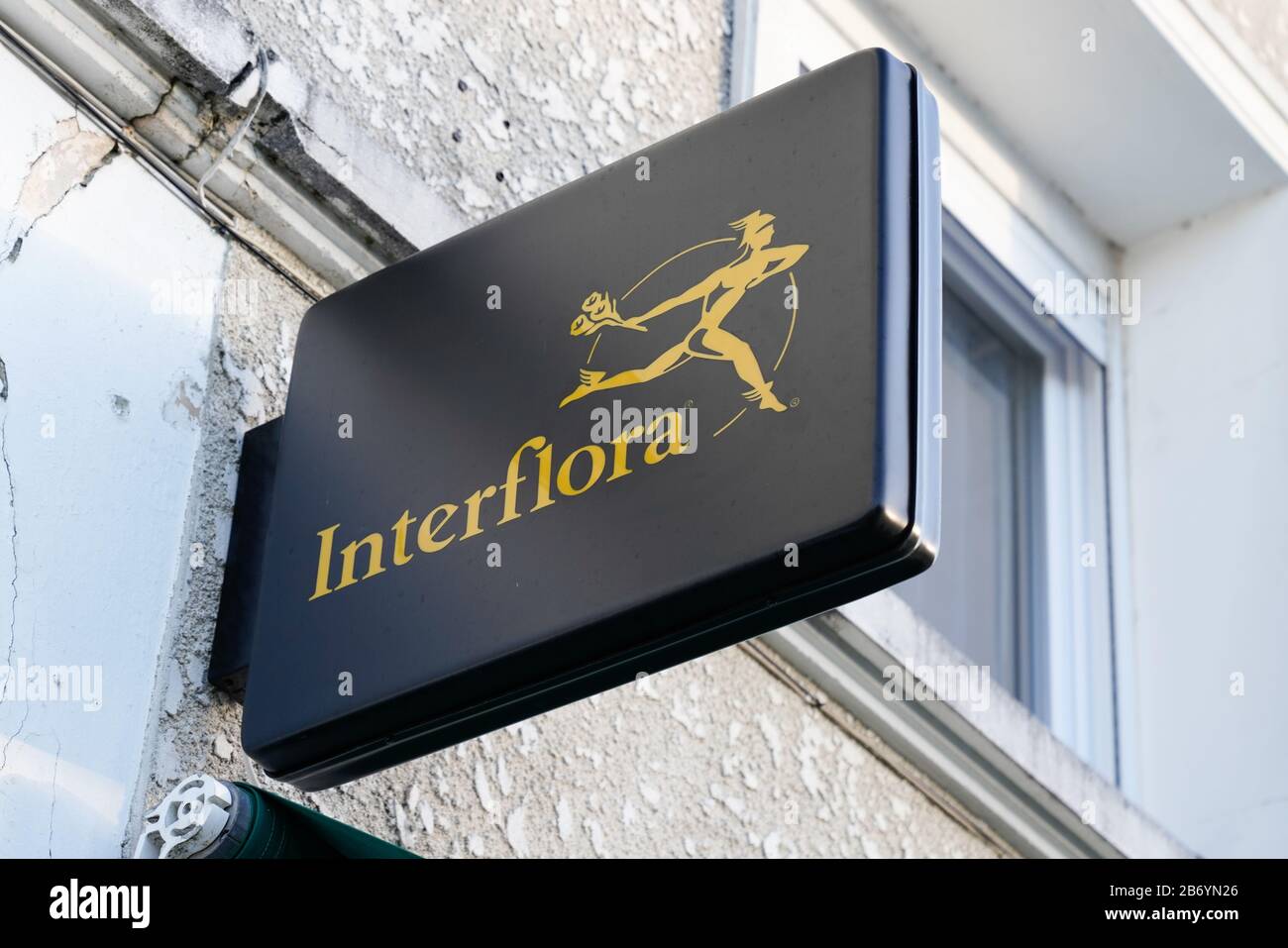 Bordeaux , Aquitaine / France - 02 15 2020 : le logo Interflora signe boutique fleurs réseau de livraison avec le magasin de fleurs affilié Banque D'Images