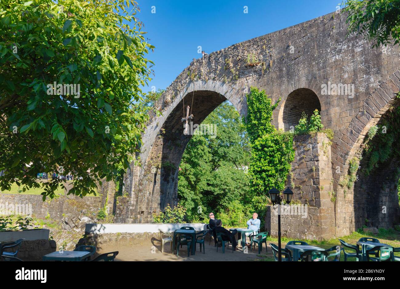 Pont triple arqué sur la rivière Sella, Cangas de Onis, Asturies, Espagne. Le pont est connu localement sous le nom de pont romain. Bien qu'il ait été construit o Banque D'Images