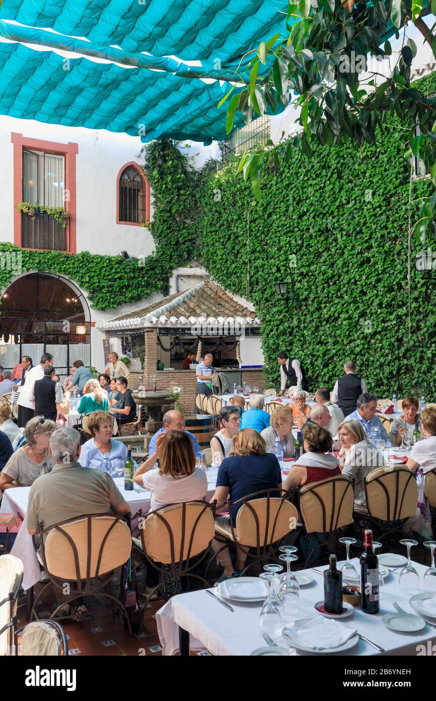 Les clients qui attendent de manger au restaurant Casa Palacio Bandoléro, Cordoba, province de Cordoba, Andalousie, sud de l'Espagne. Le centre historique de Cordoue est Banque D'Images