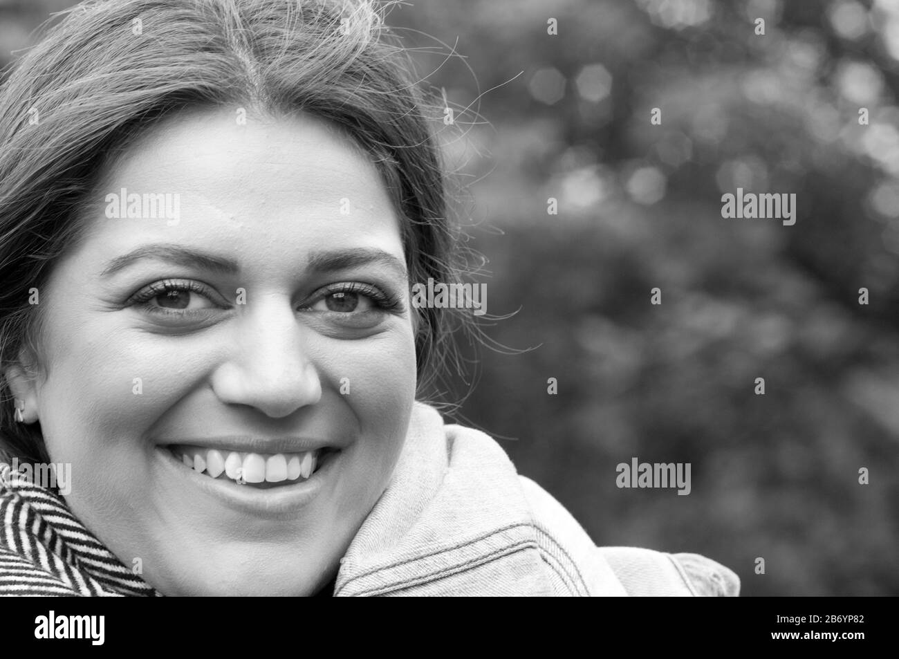 Gros plan portrait de la jeune femme souriante Banque D'Images