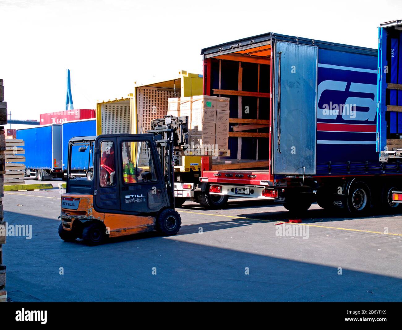 Farce d'un conteneur au terminal de conteneurs CTT Tollerort et au centre de conditionnement de conteneurs DCP dans le port de Hambourg, Allemagne. Banque D'Images