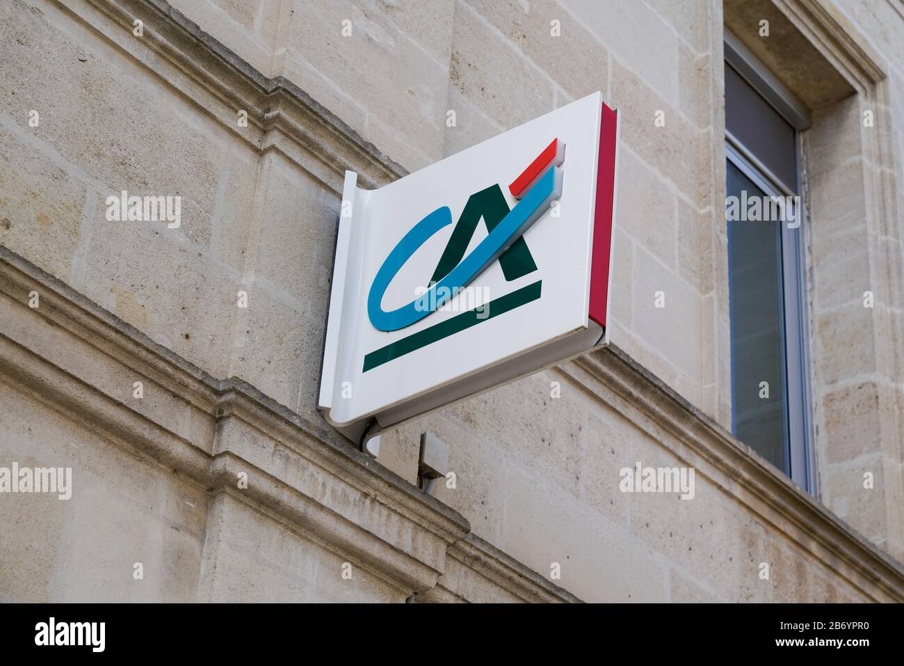 Bordeaux , Aquitaine / France - 10 15 2019 : logo du signe crédit agricole sur la façade de l'agence bancaire Banque D'Images