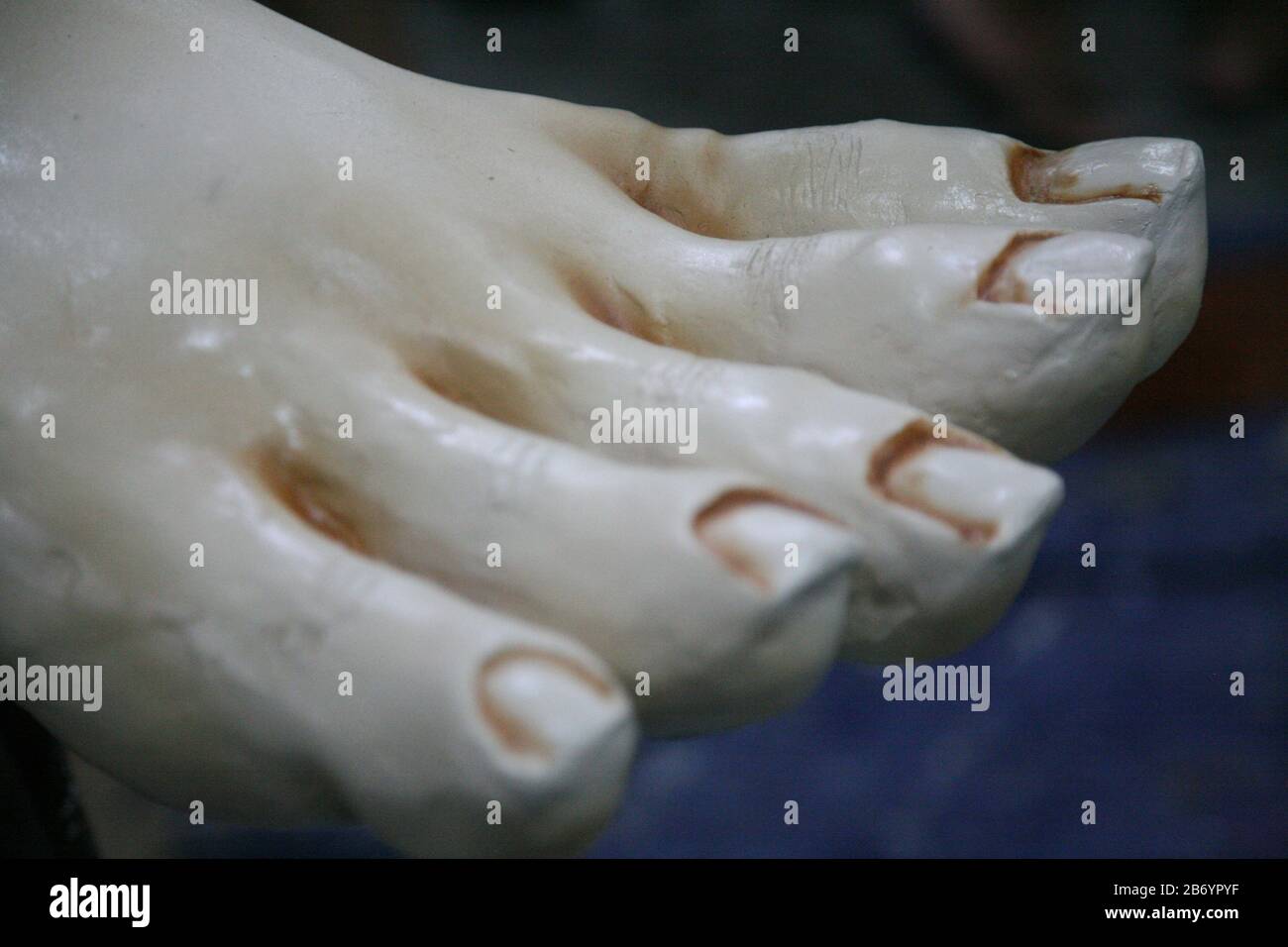 Avant la célébration du jour de Nyepi de 1942 à Saka, des jeunes hindous au temple Dharma Sidhi, Ciledug, Tangerang, terminent le processus de fabrication d'Ogoh-ogoh. Bien que la marche Ogoh-ogoh ait été temporairement annulée pour cette année. Les jeunes hindous de Pura Dharma Sidhi, Ciledug, Tangerang continuent de terminer le processus de fabrication d'ogoh-ogoh pour l'événement Upakara Tawur Kesanga qui aura lieu à Pura Eka Wira Anantha, Serang, Banten le 24 mars 2020. C'est encore fait en considérant le Banjar (Banjar, est une division des zones administratives dans la province de Bali, Indonésie qui prend CA Banque D'Images