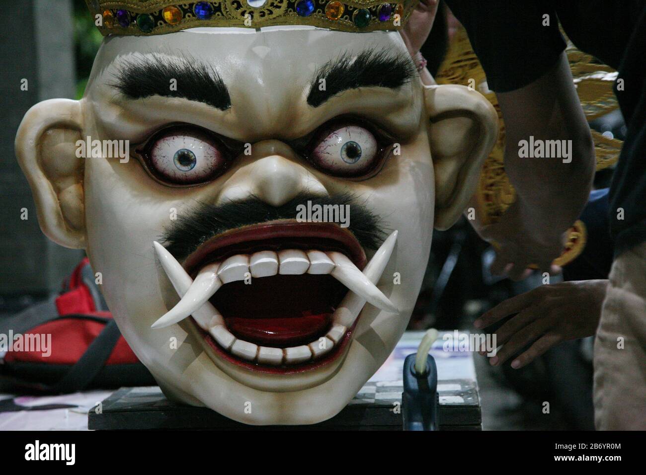 Avant la célébration du jour de Nyepi de 1942 à Saka, des jeunes hindous au temple Dharma Sidhi, Ciledug, Tangerang, terminent le processus de fabrication d'Ogoh-ogoh. Bien que la marche Ogoh-ogoh ait été temporairement annulée pour cette année. Les jeunes hindous de Pura Dharma Sidhi, Ciledug, Tangerang continuent de terminer le processus de fabrication d'ogoh-ogoh pour l'événement Upakara Tawur Kesanga qui aura lieu à Pura Eka Wira Anantha, Serang, Banten le 24 mars 2020. C'est encore fait en considérant le Banjar (Banjar, est une division des zones administratives dans la province de Bali, Indonésie qui prend CA Banque D'Images Avant la célébration du jour de Nyepi de 1942 à Saka, des jeunes hindous au temple Dharma Sidhi, Ciledug, Tangerang, terminent le processus de fabrication d'Ogoh-ogoh. Bien que la marche Ogoh-ogoh ait été temporairement annulée pour cette année. Les jeunes hindous de Pura Dharma Sidhi, Ciledug, Tangerang continuent de terminer le processus de fabrication d'ogoh-ogoh pour l'événement Upakara Tawur Kesanga qui aura lieu à Pura Eka Wira Anantha, Serang, Banten le 24 mars 2020. C'est encore fait en considérant le Banjar (Banjar, est une division des zones administratives dans la province de Bali, Indonésie qui prend CA Banque D'Images