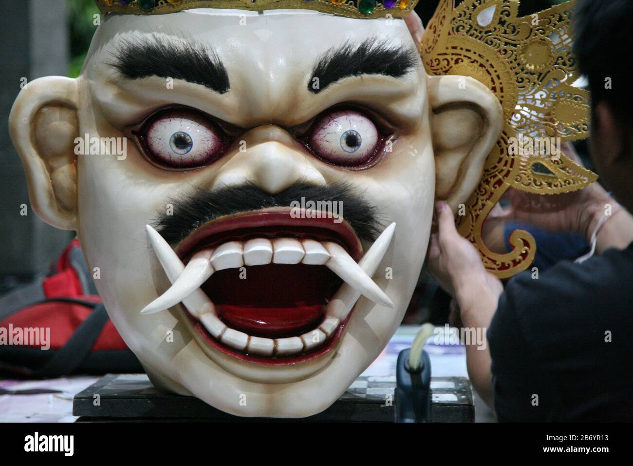 Avant la célébration du jour de Nyepi de 1942 à Saka, des jeunes hindous au temple Dharma Sidhi, Ciledug, Tangerang, terminent le processus de fabrication d'Ogoh-ogoh. Bien que la marche Ogoh-ogoh ait été temporairement annulée pour cette année. Les jeunes hindous de Pura Dharma Sidhi, Ciledug, Tangerang continuent de terminer le processus de fabrication d'ogoh-ogoh pour l'événement Upakara Tawur Kesanga qui aura lieu à Pura Eka Wira Anantha, Serang, Banten le 24 mars 2020. C'est encore fait en considérant le Banjar (Banjar, est une division des zones administratives dans la province de Bali, Indonésie qui prend CA Banque D'Images Avant la célébration du jour de Nyepi de 1942 à Saka, des jeunes hindous au temple Dharma Sidhi, Ciledug, Tangerang, terminent le processus de fabrication d'Ogoh-ogoh. Bien que la marche Ogoh-ogoh ait été temporairement annulée pour cette année. Les jeunes hindous de Pura Dharma Sidhi, Ciledug, Tangerang continuent de terminer le processus de fabrication d'ogoh-ogoh pour l'événement Upakara Tawur Kesanga qui aura lieu à Pura Eka Wira Anantha, Serang, Banten le 24 mars 2020. C'est encore fait en considérant le Banjar (Banjar, est une division des zones administratives dans la province de Bali, Indonésie qui prend CA Banque D'Images