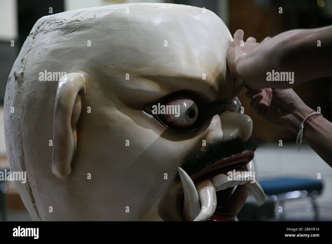 Avant la célébration du jour de Nyepi de 1942 à Saka, des jeunes hindous au temple Dharma Sidhi, Ciledug, Tangerang, terminent le processus de fabrication d'Ogoh-ogoh. Bien que la marche Ogoh-ogoh ait été temporairement annulée pour cette année. Les jeunes hindous de Pura Dharma Sidhi, Ciledug, Tangerang continuent de terminer le processus de fabrication d'ogoh-ogoh pour l'événement Upakara Tawur Kesanga qui aura lieu à Pura Eka Wira Anantha, Serang, Banten le 24 mars 2020. C'est encore fait en considérant le Banjar (Banjar, est une division des zones administratives dans la province de Bali, Indonésie qui prend CA Banque D'Images Avant la célébration du jour de Nyepi de 1942 à Saka, des jeunes hindous au temple Dharma Sidhi, Ciledug, Tangerang, terminent le processus de fabrication d'Ogoh-ogoh. Bien que la marche Ogoh-ogoh ait été temporairement annulée pour cette année. Les jeunes hindous de Pura Dharma Sidhi, Ciledug, Tangerang continuent de terminer le processus de fabrication d'ogoh-ogoh pour l'événement Upakara Tawur Kesanga qui aura lieu à Pura Eka Wira Anantha, Serang, Banten le 24 mars 2020. C'est encore fait en considérant le Banjar (Banjar, est une division des zones administratives dans la province de Bali, Indonésie qui prend CA Banque D'Images