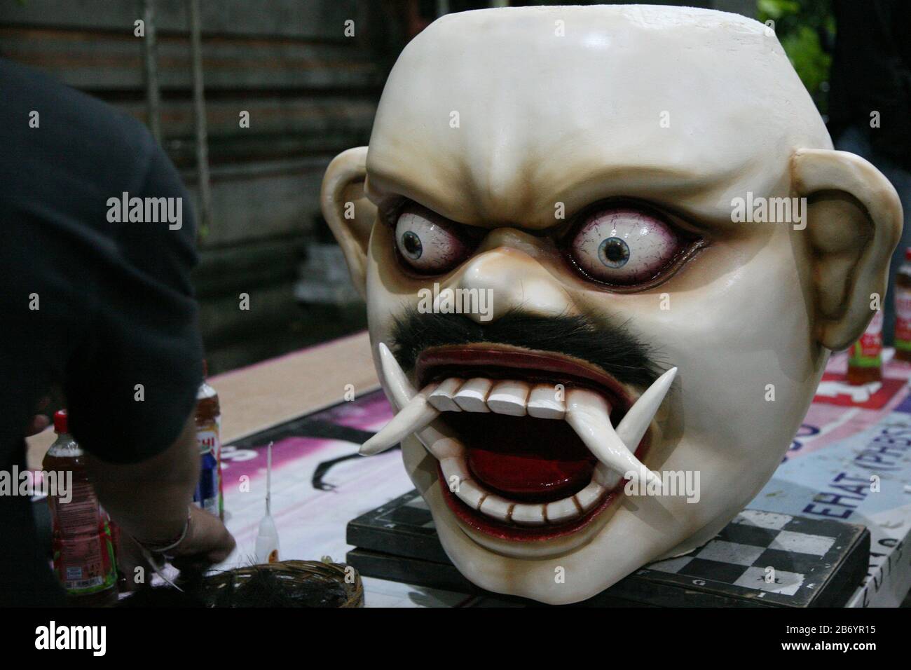 Avant la célébration du jour de Nyepi de 1942 à Saka, des jeunes hindous au temple Dharma Sidhi, Ciledug, Tangerang, terminent le processus de fabrication d'Ogoh-ogoh. Bien que la marche Ogoh-ogoh ait été temporairement annulée pour cette année. Les jeunes hindous de Pura Dharma Sidhi, Ciledug, Tangerang continuent de terminer le processus de fabrication d'ogoh-ogoh pour l'événement Upakara Tawur Kesanga qui aura lieu à Pura Eka Wira Anantha, Serang, Banten le 24 mars 2020. C'est encore fait en considérant le Banjar (Banjar, est une division des zones administratives dans la province de Bali, Indonésie qui prend CA Banque D'Images Avant la célébration du jour de Nyepi de 1942 à Saka, des jeunes hindous au temple Dharma Sidhi, Ciledug, Tangerang, terminent le processus de fabrication d'Ogoh-ogoh. Bien que la marche Ogoh-ogoh ait été temporairement annulée pour cette année. Les jeunes hindous de Pura Dharma Sidhi, Ciledug, Tangerang continuent de terminer le processus de fabrication d'ogoh-ogoh pour l'événement Upakara Tawur Kesanga qui aura lieu à Pura Eka Wira Anantha, Serang, Banten le 24 mars 2020. C'est encore fait en considérant le Banjar (Banjar, est une division des zones administratives dans la province de Bali, Indonésie qui prend CA Banque D'Images