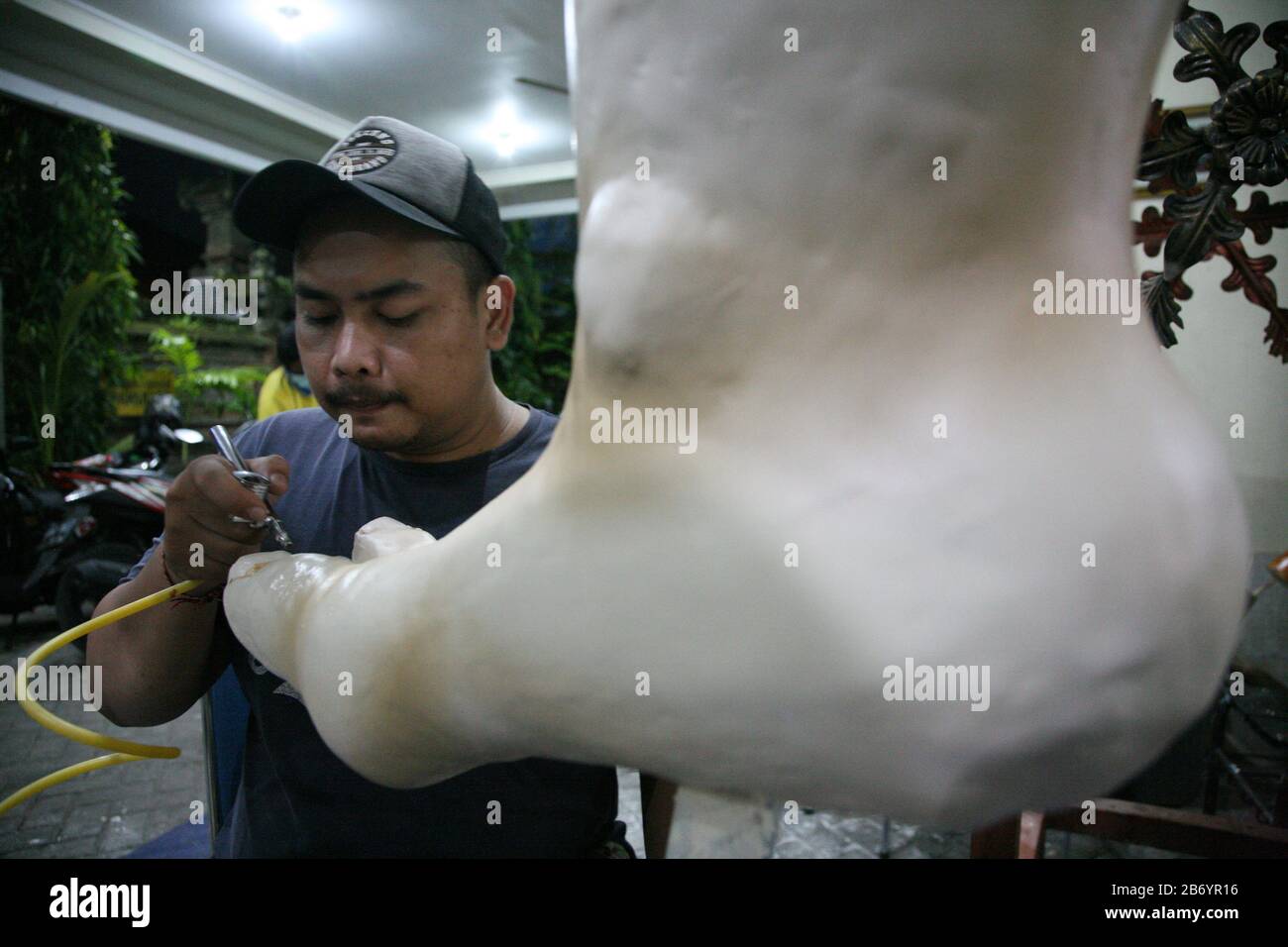 Avant la célébration du jour de Nyepi de 1942 à Saka, des jeunes hindous au temple Dharma Sidhi, Ciledug, Tangerang, terminent le processus de fabrication d'Ogoh-ogoh. Bien que la marche Ogoh-ogoh ait été temporairement annulée pour cette année. Les jeunes hindous de Pura Dharma Sidhi, Ciledug, Tangerang continuent de terminer le processus de fabrication d'ogoh-ogoh pour l'événement Upakara Tawur Kesanga qui aura lieu à Pura Eka Wira Anantha, Serang, Banten le 24 mars 2020. C'est encore fait en considérant le Banjar (Banjar, est une division des zones administratives dans la province de Bali, Indonésie qui prend CA Banque D'Images Avant la célébration du jour de Nyepi de 1942 à Saka, des jeunes hindous au temple Dharma Sidhi, Ciledug, Tangerang, terminent le processus de fabrication d'Ogoh-ogoh. Bien que la marche Ogoh-ogoh ait été temporairement annulée pour cette année. Les jeunes hindous de Pura Dharma Sidhi, Ciledug, Tangerang continuent de terminer le processus de fabrication d'ogoh-ogoh pour l'événement Upakara Tawur Kesanga qui aura lieu à Pura Eka Wira Anantha, Serang, Banten le 24 mars 2020. C'est encore fait en considérant le Banjar (Banjar, est une division des zones administratives dans la province de Bali, Indonésie qui prend CA Banque D'Images