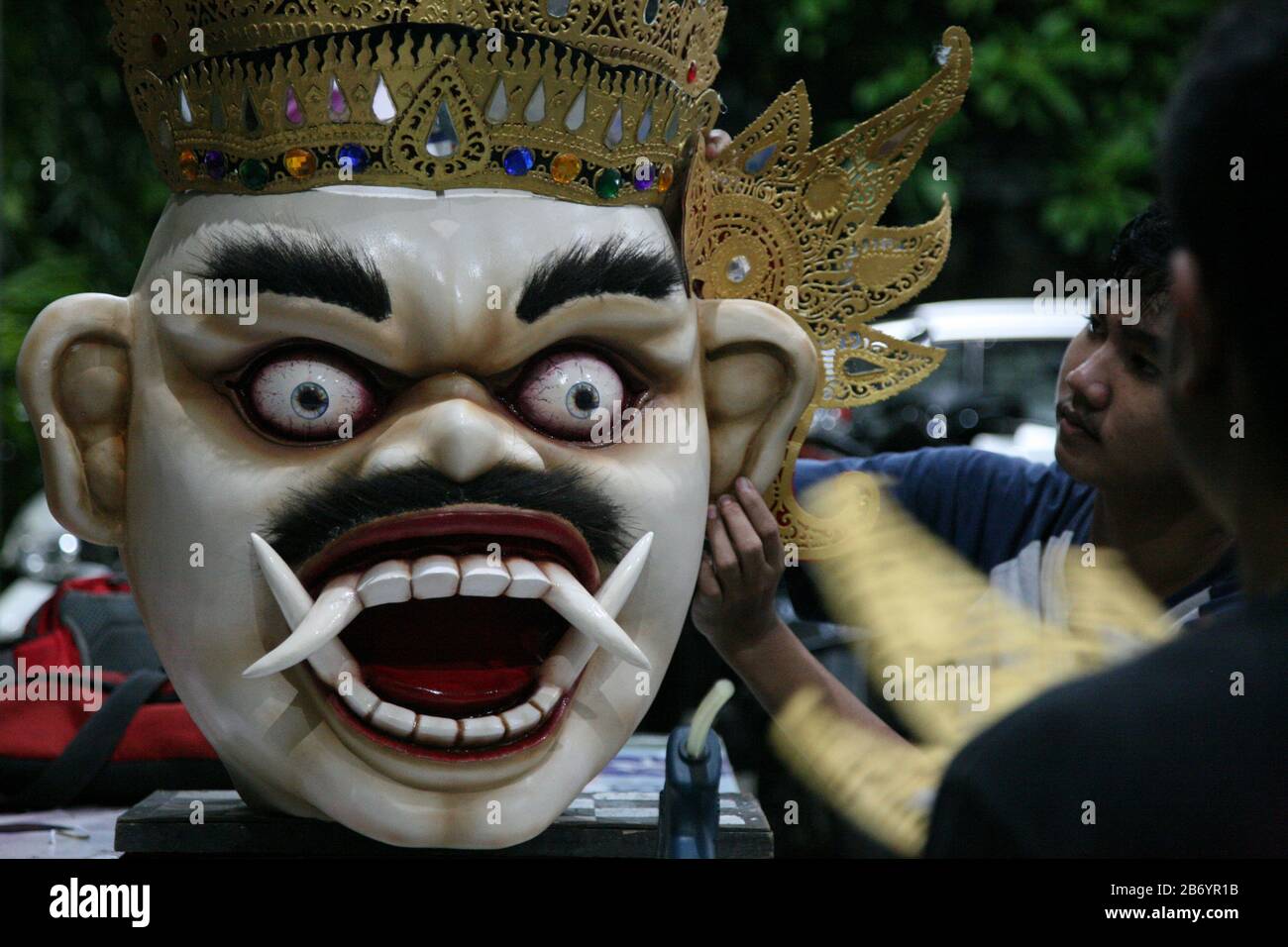 Avant la célébration du jour de Nyepi de 1942 à Saka, des jeunes hindous au temple Dharma Sidhi, Ciledug, Tangerang, terminent le processus de fabrication d'Ogoh-ogoh. Bien que la marche Ogoh-ogoh ait été temporairement annulée pour cette année. Les jeunes hindous de Pura Dharma Sidhi, Ciledug, Tangerang continuent de terminer le processus de fabrication d'ogoh-ogoh pour l'événement Upakara Tawur Kesanga qui aura lieu à Pura Eka Wira Anantha, Serang, Banten le 24 mars 2020. C'est encore fait en considérant le Banjar (Banjar, est une division des zones administratives dans la province de Bali, Indonésie qui prend CA Banque D'Images Avant la célébration du jour de Nyepi de 1942 à Saka, des jeunes hindous au temple Dharma Sidhi, Ciledug, Tangerang, terminent le processus de fabrication d'Ogoh-ogoh. Bien que la marche Ogoh-ogoh ait été temporairement annulée pour cette année. Les jeunes hindous de Pura Dharma Sidhi, Ciledug, Tangerang continuent de terminer le processus de fabrication d'ogoh-ogoh pour l'événement Upakara Tawur Kesanga qui aura lieu à Pura Eka Wira Anantha, Serang, Banten le 24 mars 2020. C'est encore fait en considérant le Banjar (Banjar, est une division des zones administratives dans la province de Bali, Indonésie qui prend CA Banque D'Images