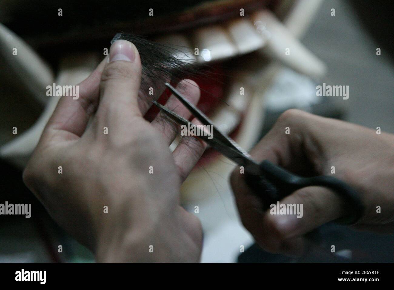 Avant la célébration du jour de Nyepi de 1942 à Saka, des jeunes hindous au temple Dharma Sidhi, Ciledug, Tangerang, terminent le processus de fabrication d'Ogoh-ogoh. Bien que la marche Ogoh-ogoh ait été temporairement annulée pour cette année. Les jeunes hindous de Pura Dharma Sidhi, Ciledug, Tangerang continuent de terminer le processus de fabrication d'ogoh-ogoh pour l'événement Upakara Tawur Kesanga qui aura lieu à Pura Eka Wira Anantha, Serang, Banten le 24 mars 2020. C'est encore fait en considérant le Banjar (Banjar, est une division des zones administratives dans la province de Bali, Indonésie qui prend CA Banque D'Images