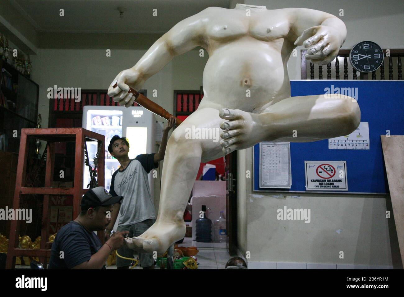 Avant la célébration du jour de Nyepi de 1942 à Saka, des jeunes hindous au temple Dharma Sidhi, Ciledug, Tangerang, terminent le processus de fabrication d'Ogoh-ogoh. Bien que la marche Ogoh-ogoh ait été temporairement annulée pour cette année. Les jeunes hindous de Pura Dharma Sidhi, Ciledug, Tangerang continuent de terminer le processus de fabrication d'ogoh-ogoh pour l'événement Upakara Tawur Kesanga qui aura lieu à Pura Eka Wira Anantha, Serang, Banten le 24 mars 2020. C'est encore fait en considérant le Banjar (Banjar, est une division des zones administratives dans la province de Bali, Indonésie qui prend CA Banque D'Images Avant la célébration du jour de Nyepi de 1942 à Saka, des jeunes hindous au temple Dharma Sidhi, Ciledug, Tangerang, terminent le processus de fabrication d'Ogoh-ogoh. Bien que la marche Ogoh-ogoh ait été temporairement annulée pour cette année. Les jeunes hindous de Pura Dharma Sidhi, Ciledug, Tangerang continuent de terminer le processus de fabrication d'ogoh-ogoh pour l'événement Upakara Tawur Kesanga qui aura lieu à Pura Eka Wira Anantha, Serang, Banten le 24 mars 2020. C'est encore fait en considérant le Banjar (Banjar, est une division des zones administratives dans la province de Bali, Indonésie qui prend CA Banque D'Images