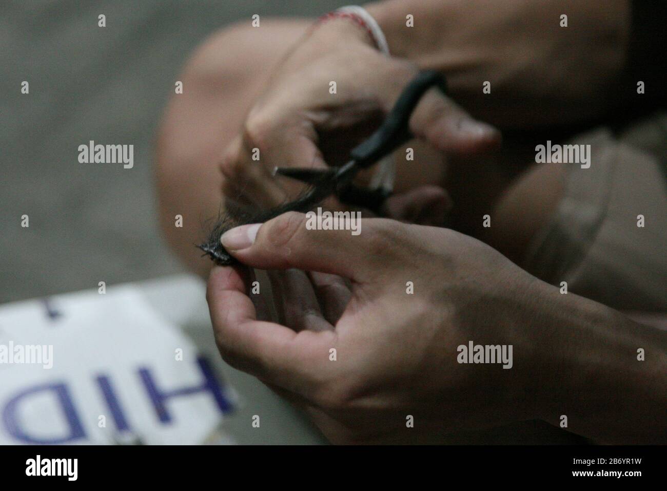 Avant la célébration du jour de Nyepi de 1942 à Saka, des jeunes hindous au temple Dharma Sidhi, Ciledug, Tangerang, terminent le processus de fabrication d'Ogoh-ogoh. Bien que la marche Ogoh-ogoh ait été temporairement annulée pour cette année. Les jeunes hindous de Pura Dharma Sidhi, Ciledug, Tangerang continuent de terminer le processus de fabrication d'ogoh-ogoh pour l'événement Upakara Tawur Kesanga qui aura lieu à Pura Eka Wira Anantha, Serang, Banten le 24 mars 2020. C'est encore fait en considérant le Banjar (Banjar, est une division des zones administratives dans la province de Bali, Indonésie qui prend CA Banque D'Images