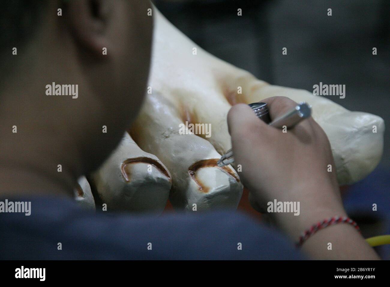 Avant la célébration du jour de Nyepi de 1942 à Saka, des jeunes hindous au temple Dharma Sidhi, Ciledug, Tangerang, terminent le processus de fabrication d'Ogoh-ogoh. Bien que la marche Ogoh-ogoh ait été temporairement annulée pour cette année. Les jeunes hindous de Pura Dharma Sidhi, Ciledug, Tangerang continuent de terminer le processus de fabrication d'ogoh-ogoh pour l'événement Upakara Tawur Kesanga qui aura lieu à Pura Eka Wira Anantha, Serang, Banten le 24 mars 2020. C'est encore fait en considérant le Banjar (Banjar, est une division des zones administratives dans la province de Bali, Indonésie qui prend CA Banque D'Images