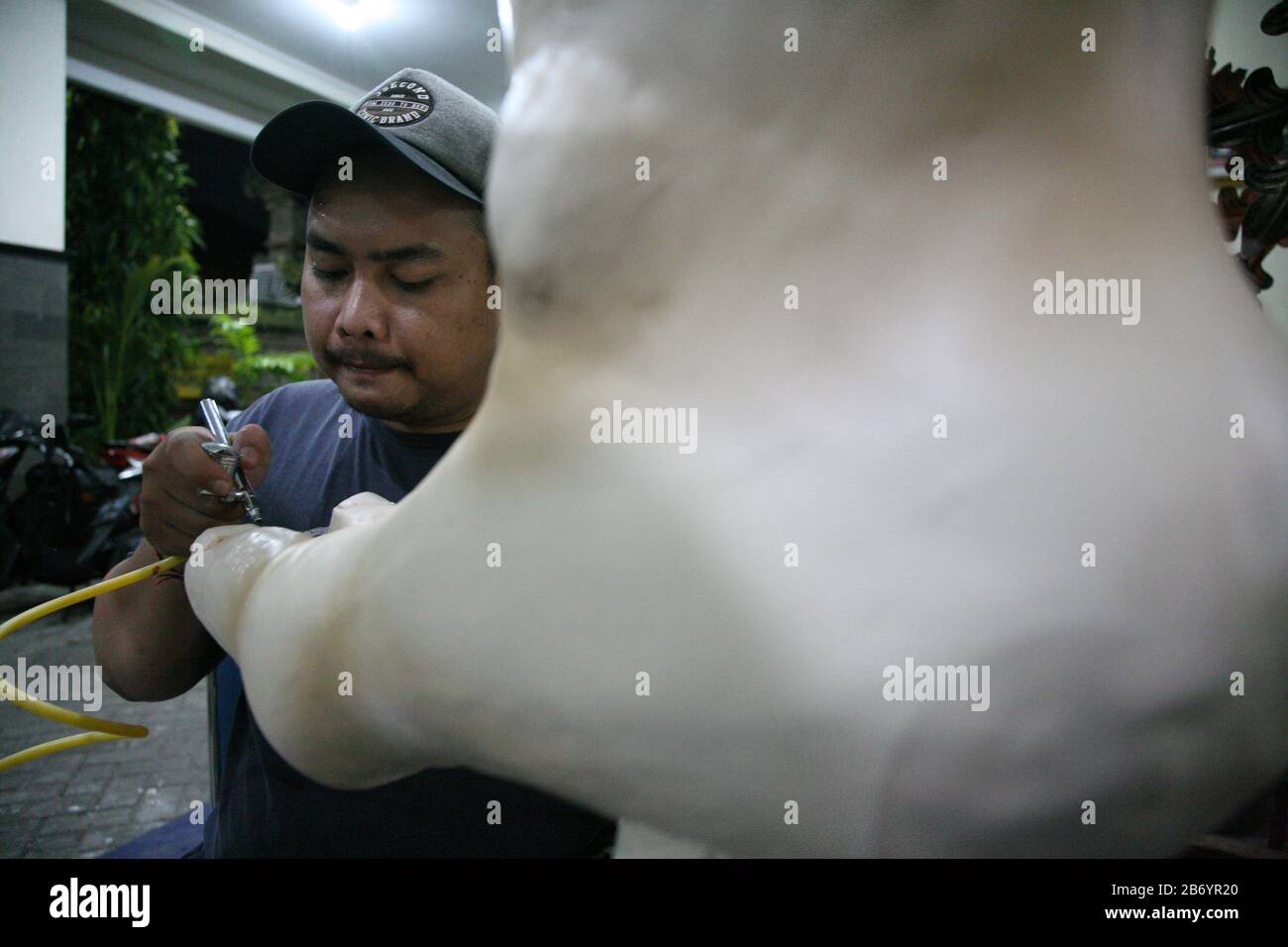 Avant la célébration du jour de Nyepi de 1942 à Saka, des jeunes hindous au temple Dharma Sidhi, Ciledug, Tangerang, terminent le processus de fabrication d'Ogoh-ogoh. Bien que la marche Ogoh-ogoh ait été temporairement annulée pour cette année. Les jeunes hindous de Pura Dharma Sidhi, Ciledug, Tangerang continuent de terminer le processus de fabrication d'ogoh-ogoh pour l'événement Upakara Tawur Kesanga qui aura lieu à Pura Eka Wira Anantha, Serang, Banten le 24 mars 2020. C'est encore fait en considérant le Banjar (Banjar, est une division des zones administratives dans la province de Bali, Indonésie qui prend CA Banque D'Images Avant la célébration du jour de Nyepi de 1942 à Saka, des jeunes hindous au temple Dharma Sidhi, Ciledug, Tangerang, terminent le processus de fabrication d'Ogoh-ogoh. Bien que la marche Ogoh-ogoh ait été temporairement annulée pour cette année. Les jeunes hindous de Pura Dharma Sidhi, Ciledug, Tangerang continuent de terminer le processus de fabrication d'ogoh-ogoh pour l'événement Upakara Tawur Kesanga qui aura lieu à Pura Eka Wira Anantha, Serang, Banten le 24 mars 2020. C'est encore fait en considérant le Banjar (Banjar, est une division des zones administratives dans la province de Bali, Indonésie qui prend CA Banque D'Images