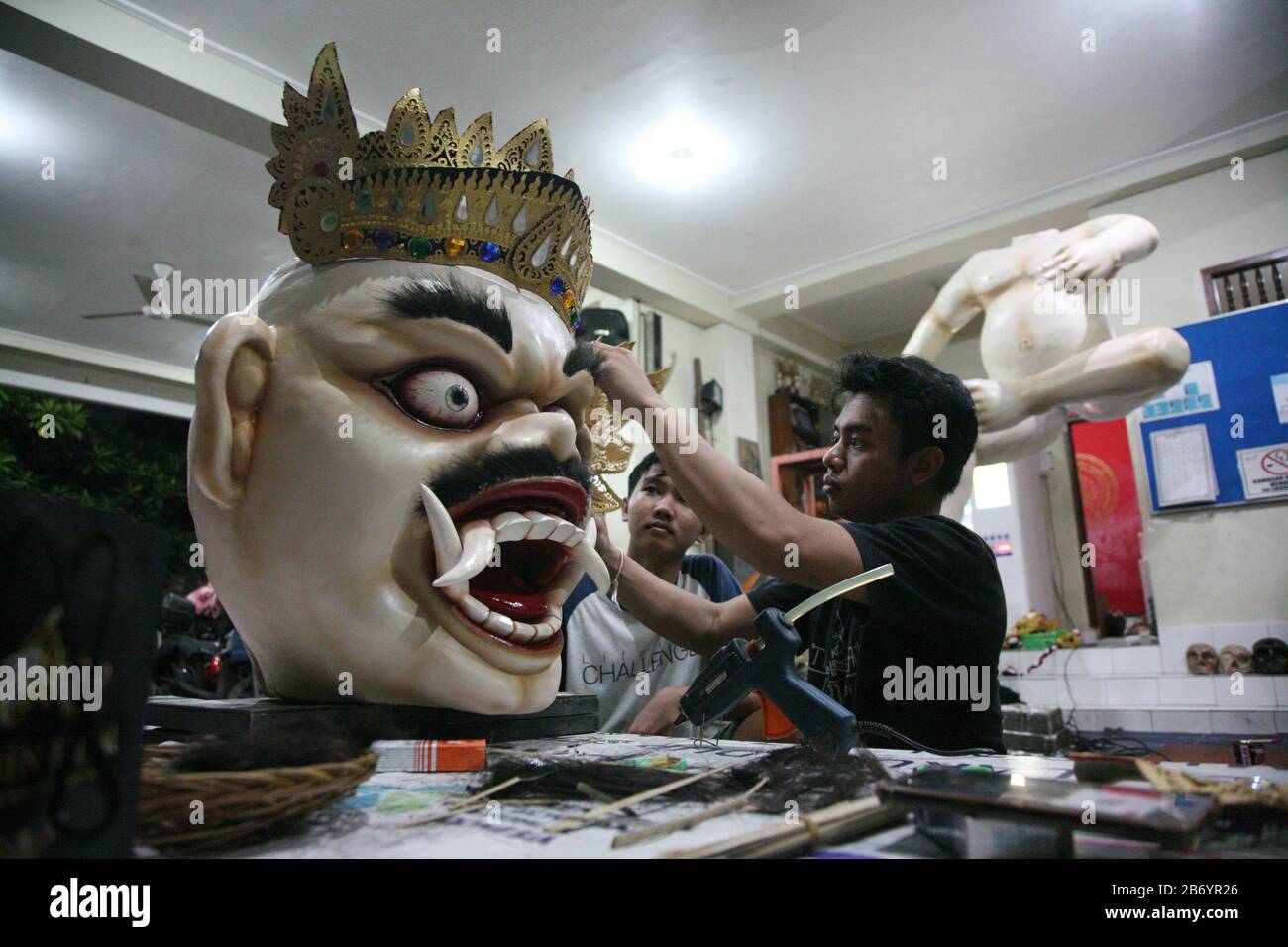 Avant la célébration du jour de Nyepi de 1942 à Saka, des jeunes hindous au temple Dharma Sidhi, Ciledug, Tangerang, terminent le processus de fabrication d'Ogoh-ogoh. Bien que la marche Ogoh-ogoh ait été temporairement annulée pour cette année. Les jeunes hindous de Pura Dharma Sidhi, Ciledug, Tangerang continuent de terminer le processus de fabrication d'ogoh-ogoh pour l'événement Upakara Tawur Kesanga qui aura lieu à Pura Eka Wira Anantha, Serang, Banten le 24 mars 2020. C'est encore fait en considérant le Banjar (Banjar, est une division des zones administratives dans la province de Bali, Indonésie qui prend CA Banque D'Images Avant la célébration du jour de Nyepi de 1942 à Saka, des jeunes hindous au temple Dharma Sidhi, Ciledug, Tangerang, terminent le processus de fabrication d'Ogoh-ogoh. Bien que la marche Ogoh-ogoh ait été temporairement annulée pour cette année. Les jeunes hindous de Pura Dharma Sidhi, Ciledug, Tangerang continuent de terminer le processus de fabrication d'ogoh-ogoh pour l'événement Upakara Tawur Kesanga qui aura lieu à Pura Eka Wira Anantha, Serang, Banten le 24 mars 2020. C'est encore fait en considérant le Banjar (Banjar, est une division des zones administratives dans la province de Bali, Indonésie qui prend CA Banque D'Images
