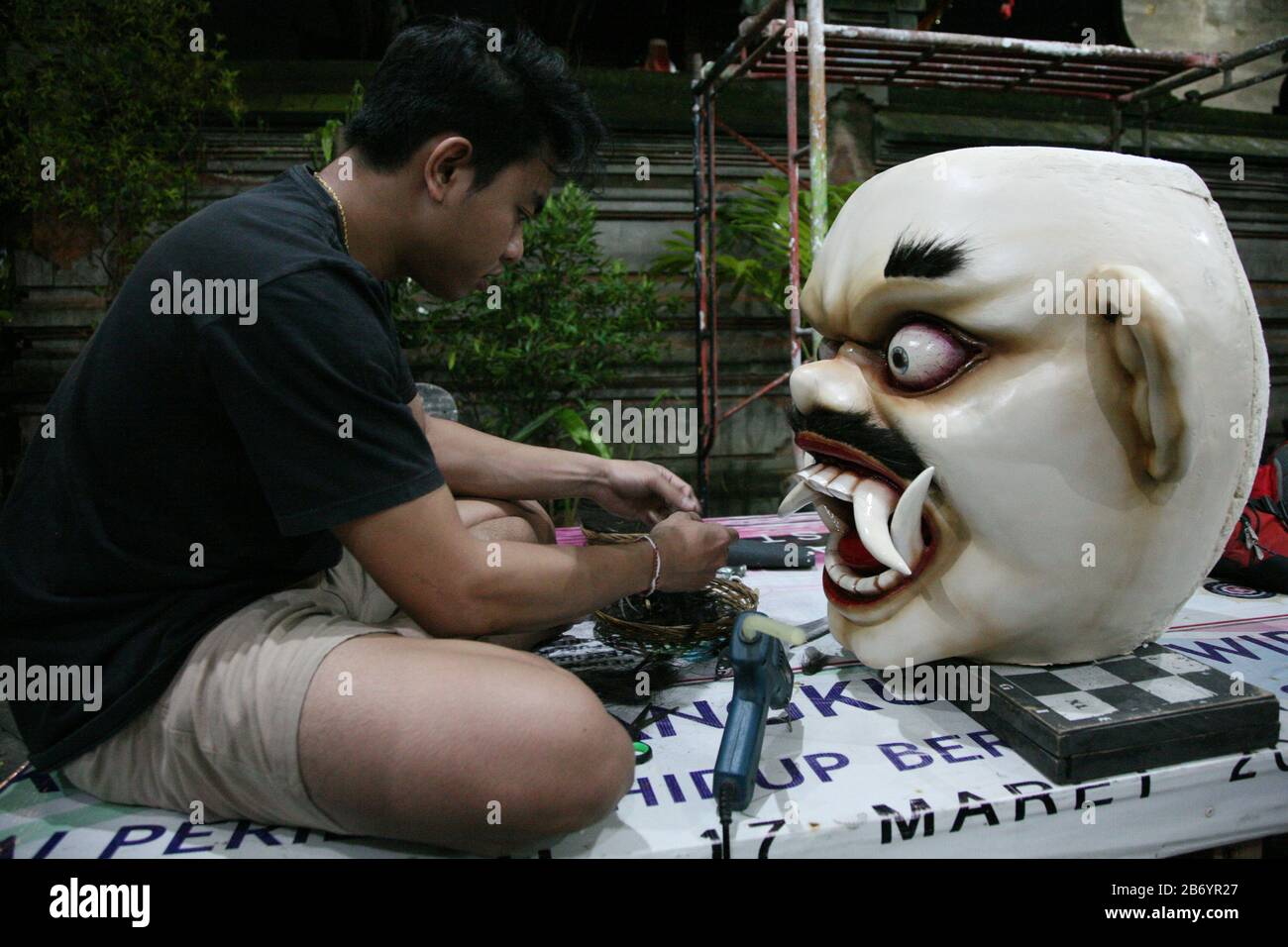 Avant la célébration du jour de Nyepi de 1942 à Saka, des jeunes hindous au temple Dharma Sidhi, Ciledug, Tangerang, terminent le processus de fabrication d'Ogoh-ogoh. Bien que la marche Ogoh-ogoh ait été temporairement annulée pour cette année. Les jeunes hindous de Pura Dharma Sidhi, Ciledug, Tangerang continuent de terminer le processus de fabrication d'ogoh-ogoh pour l'événement Upakara Tawur Kesanga qui aura lieu à Pura Eka Wira Anantha, Serang, Banten le 24 mars 2020. C'est encore fait en considérant le Banjar (Banjar, est une division des zones administratives dans la province de Bali, Indonésie qui prend CA Banque D'Images Avant la célébration du jour de Nyepi de 1942 à Saka, des jeunes hindous au temple Dharma Sidhi, Ciledug, Tangerang, terminent le processus de fabrication d'Ogoh-ogoh. Bien que la marche Ogoh-ogoh ait été temporairement annulée pour cette année. Les jeunes hindous de Pura Dharma Sidhi, Ciledug, Tangerang continuent de terminer le processus de fabrication d'ogoh-ogoh pour l'événement Upakara Tawur Kesanga qui aura lieu à Pura Eka Wira Anantha, Serang, Banten le 24 mars 2020. C'est encore fait en considérant le Banjar (Banjar, est une division des zones administratives dans la province de Bali, Indonésie qui prend CA Banque D'Images