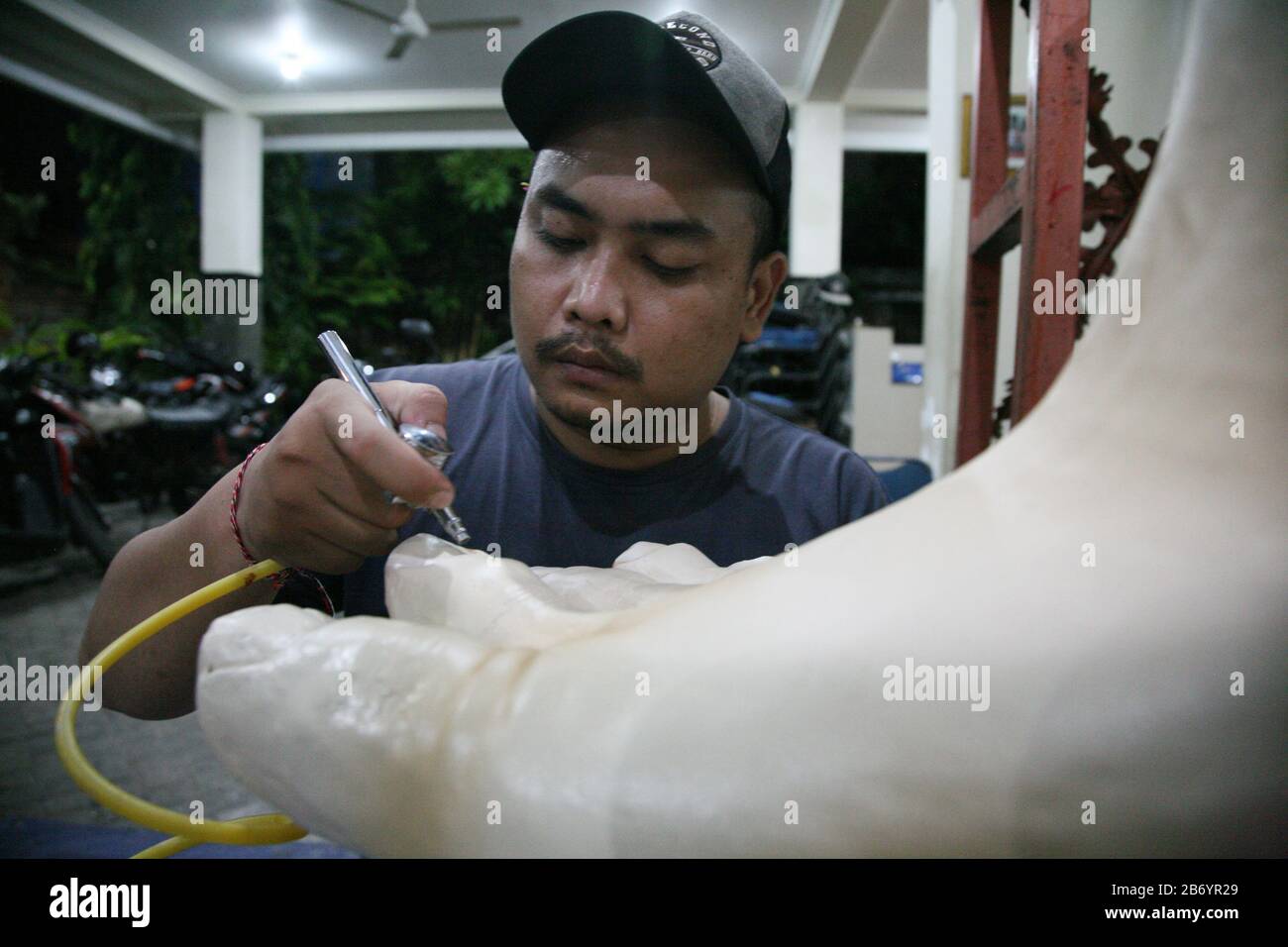 Avant la célébration du jour de Nyepi de 1942 à Saka, des jeunes hindous au temple Dharma Sidhi, Ciledug, Tangerang, terminent le processus de fabrication d'Ogoh-ogoh. Bien que la marche Ogoh-ogoh ait été temporairement annulée pour cette année. Les jeunes hindous de Pura Dharma Sidhi, Ciledug, Tangerang continuent de terminer le processus de fabrication d'ogoh-ogoh pour l'événement Upakara Tawur Kesanga qui aura lieu à Pura Eka Wira Anantha, Serang, Banten le 24 mars 2020. C'est encore fait en considérant le Banjar (Banjar, est une division des zones administratives dans la province de Bali, Indonésie qui prend CA Banque D'Images Avant la célébration du jour de Nyepi de 1942 à Saka, des jeunes hindous au temple Dharma Sidhi, Ciledug, Tangerang, terminent le processus de fabrication d'Ogoh-ogoh. Bien que la marche Ogoh-ogoh ait été temporairement annulée pour cette année. Les jeunes hindous de Pura Dharma Sidhi, Ciledug, Tangerang continuent de terminer le processus de fabrication d'ogoh-ogoh pour l'événement Upakara Tawur Kesanga qui aura lieu à Pura Eka Wira Anantha, Serang, Banten le 24 mars 2020. C'est encore fait en considérant le Banjar (Banjar, est une division des zones administratives dans la province de Bali, Indonésie qui prend CA Banque D'Images