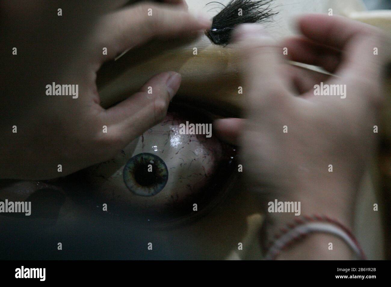 Avant la célébration du jour de Nyepi de 1942 à Saka, des jeunes hindous au temple Dharma Sidhi, Ciledug, Tangerang, terminent le processus de fabrication d'Ogoh-ogoh. Bien que la marche Ogoh-ogoh ait été temporairement annulée pour cette année. Les jeunes hindous de Pura Dharma Sidhi, Ciledug, Tangerang continuent de terminer le processus de fabrication d'ogoh-ogoh pour l'événement Upakara Tawur Kesanga qui aura lieu à Pura Eka Wira Anantha, Serang, Banten le 24 mars 2020. C'est encore fait en considérant le Banjar (Banjar, est une division des zones administratives dans la province de Bali, Indonésie qui prend CA Banque D'Images Avant la célébration du jour de Nyepi de 1942 à Saka, des jeunes hindous au temple Dharma Sidhi, Ciledug, Tangerang, terminent le processus de fabrication d'Ogoh-ogoh. Bien que la marche Ogoh-ogoh ait été temporairement annulée pour cette année. Les jeunes hindous de Pura Dharma Sidhi, Ciledug, Tangerang continuent de terminer le processus de fabrication d'ogoh-ogoh pour l'événement Upakara Tawur Kesanga qui aura lieu à Pura Eka Wira Anantha, Serang, Banten le 24 mars 2020. C'est encore fait en considérant le Banjar (Banjar, est une division des zones administratives dans la province de Bali, Indonésie qui prend CA Banque D'Images