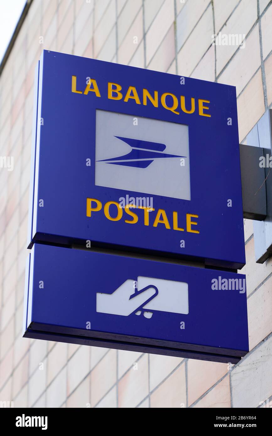 Bordeaux , Aquitaine / France - 12 28 2019 : la Banque postale logo guichet automatique bureau de boutique de poste bancaire français Banque D'Images